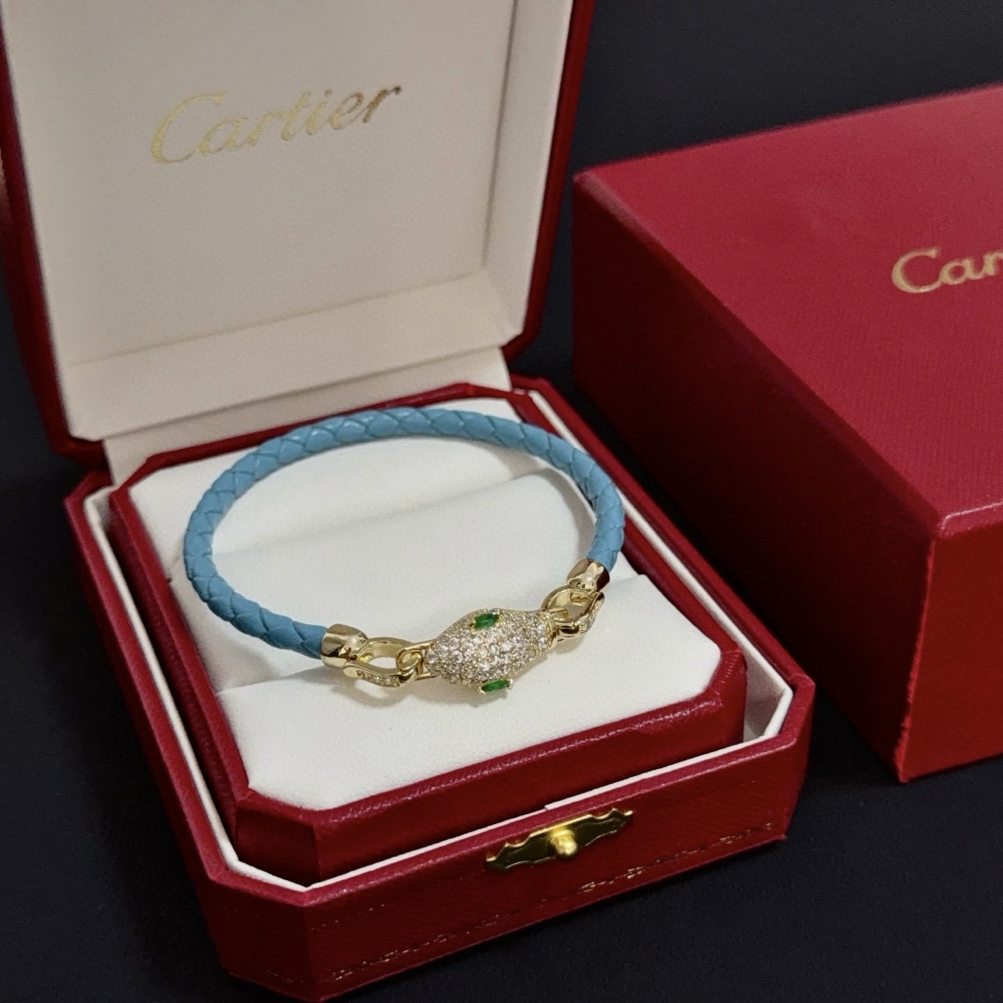 NO:382279,Cartier snake head diamond-inlaid leather rope bracelet high-end customized version diamond inlaid craft V gold material classic and fashionable style reconstructs love aesthetics with sharp lines!  Breaking the convention, diamond-inlaid design creates a high-end ceiling - no need to build glitz, love should be pure as before. Cartier is loved by many celebrities and internet celebrities. The Leopard series bracelet is definitely an eternal classic, and there is no limit on men and women, and no limit on age!  Wear it you are the focus!  , jewelry boutique, cartier, bracelet19860909卡地亚蛇头镶钻皮绳手镯 高端定制版本 镶嵌钻工艺 V金材质 经典而时尚风格 用凌厉线条重构爱情美学！打破常规,镶嵌钻设计反而成就高级感天花板——无需浮华堆砌,爱本应纯粹如初 卡地亚受众多明星网红的爱戴 豹子系列手镯 绝对是永恒经典 而且男女不限 年龄不限 ！戴上它你就是焦点！,饰品精品,cartier,bracelet,Jewelry