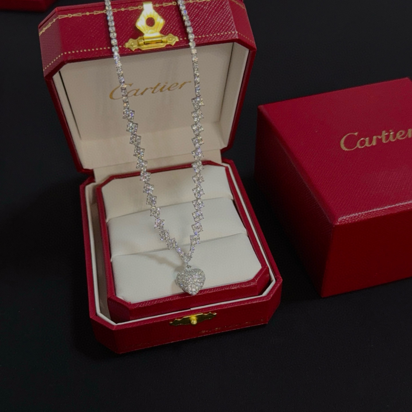 NO:382291,Cartier diamond-set necklace, high-end customized version, diamond-set craftsmanship, V-gold material, classic and fashionable style, reconstructing love aesthetics with sharp lines!  Breaking the convention, diamond-inlaid design creates a high-end ceiling - no need to build glitz, love should be pure as before. Cartier is loved by many celebrities and internet celebrities. The Leopard series bracelet is definitely an eternal classic, and there is no limit on men and women, and no limit on age!  Wear it you are the focus!  , jewelry boutique, cartier, necklace, bracelet19860909卡地亚镶钻项链 高端定制版本 镶嵌钻工艺 V金材质 经典而时尚风格 用凌厉线条重构爱情美学！打破常规,镶嵌钻设计反而成就高级感天花板——无需浮华堆砌,爱本应纯粹如初 卡地亚受众多明星网红的爱戴 豹子系列手镯 绝对是永恒经典 而且男女不限 年龄不限 ！戴上它你就是焦点！,饰品精品,cartier,necklace,bracelet,Jewelry