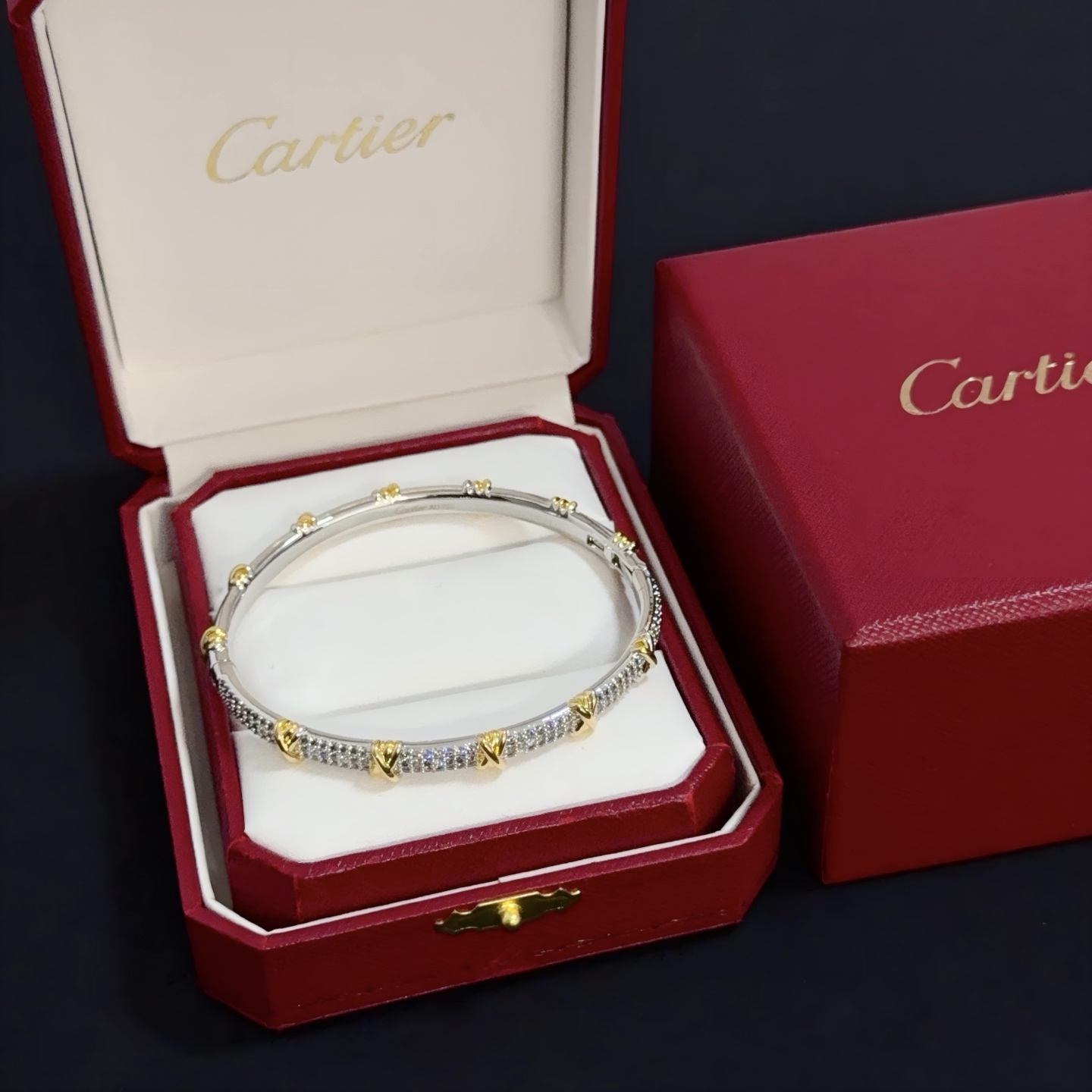 NO:382308,Cartier diamond-set bracelet, high-end customized version, diamond-set craftsmanship, V-gold material, classic and fashionable style, reconstructing love aesthetics with sharp lines!  Breaking the convention, diamond-inlaid design creates a high-end ceiling - no need to build glitz, love should be pure as before. Cartier is loved by many celebrities and internet celebrities. The Leopard series bracelet is definitely an eternal classic, and there is no limit on men and women, and no limit on age!  Wear it you are the focus!  , jewelry boutique, cartier, bracelet19860909卡地亚镶钻手镯 高端定制版本 镶嵌钻工艺 V金材质 经典而时尚风格 用凌厉线条重构爱情美学！打破常规,镶嵌钻设计反而成就高级感天花板——无需浮华堆砌,爱本应纯粹如初 卡地亚受众多明星网红的爱戴 豹子系列手镯 绝对是永恒经典 而且男女不限 年龄不限 ！戴上它你就是焦点！,饰品精品,cartier,bracelet,Jewelry