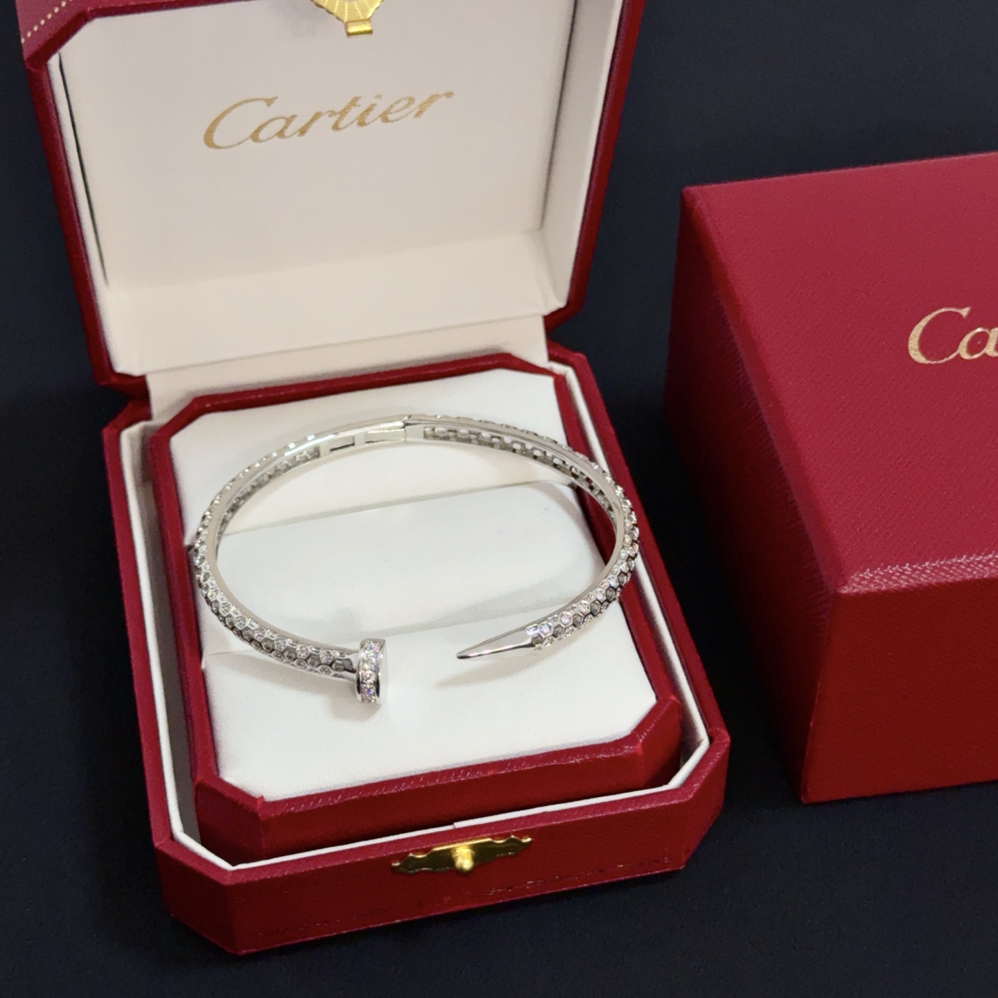 NO:382314,Cartier diamond-set nail bracelet, high-end customized version, diamond-set craftsmanship, V-gold material, classic and fashionable style, reconstructing love aesthetics with sharp lines!  Breaking the convention, diamond-inlaid design creates a high-end ceiling - no need to build glitz, love should be pure as before. Cartier is loved by many celebrities and internet celebrities. The Leopard series bracelet is definitely an eternal classic, and there is no limit on men and women, and no limit on age!  Wear it you are the focus!  , jewelry boutique, cartier, bracelet19860909卡地亚镶钻钉子手镯 高端定制版本 镶嵌钻工艺 V金材质 经典而时尚风格 用凌厉线条重构爱情美学！打破常规,镶嵌钻设计反而成就高级感天花板——无需浮华堆砌,爱本应纯粹如初 卡地亚受众多明星网红的爱戴 豹子系列手镯 绝对是永恒经典 而且男女不限 年龄不限 ！戴上它你就是焦点！,饰品精品,cartier,bracelet,Jewelry