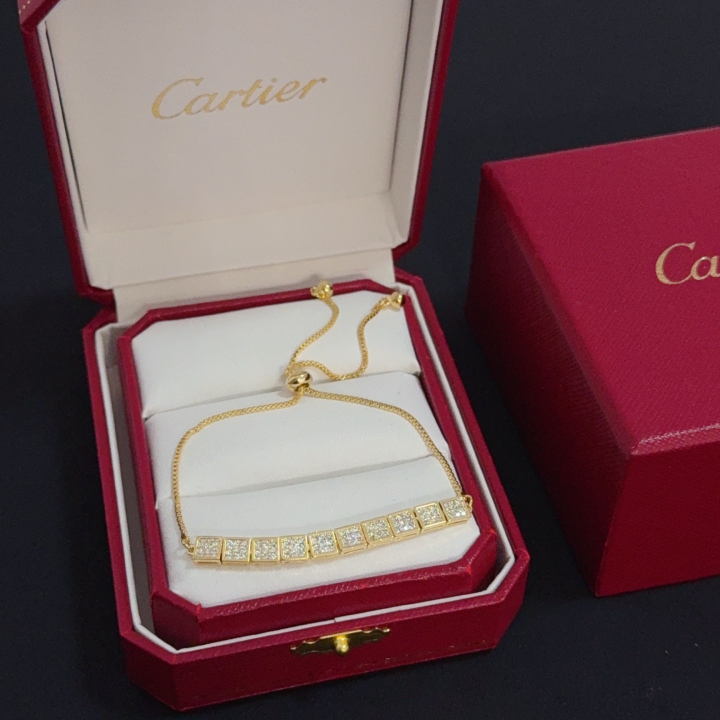 NO:382276,Cartier diamond bracelet, high-end customized version, diamond inlay craft, V-gold material, classic and fashionable style, reconstructing love aesthetics with sharp lines!  Breaking the convention, diamond-inlaid design creates a high-end ceiling - no need to build glitz, love should be pure as before. Cartier is loved by many celebrities and internet celebrities. The Leopard series bracelet is definitely an eternal classic, and there is no limit on men and women, and no limit on age!  Wear it you are the focus!  , jewelry boutique, cartier, bracelet, bracelet19860909卡地亚镶钻手链 高端定制版本 镶嵌钻工艺 V金材质 经典而时尚风格 用凌厉线条重构爱情美学！打破常规,镶嵌钻设计反而成就高级感天花板——无需浮华堆砌,爱本应纯粹如初 卡地亚受众多明星网红的爱戴 豹子系列手镯 绝对是永恒经典 而且男女不限 年龄不限 ！戴上它你就是焦点！,饰品精品,cartier,bracelet,bracelet,Jewelry