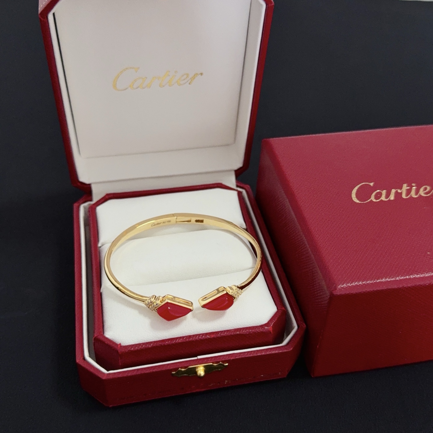 NO:382319,Cartier diamond-set bracelet, high-end customized version, diamond-set craftsmanship, V-gold material, classic and fashionable style, reconstructing love aesthetics with sharp lines!  Breaking the convention, diamond-inlaid design creates a high-end ceiling - no need to build glitz, love should be pure as before. Cartier is loved by many celebrities and internet celebrities. The Leopard series bracelet is definitely an eternal classic, and there is no limit on men and women, and no limit on age!  Wear it you are the focus!  , jewelry boutique, cartier, bracelet19860909卡地亚镶钻手镯 高端定制版本 镶嵌钻工艺 V金材质 经典而时尚风格 用凌厉线条重构爱情美学！打破常规,镶嵌钻设计反而成就高级感天花板——无需浮华堆砌,爱本应纯粹如初 卡地亚受众多明星网红的爱戴 豹子系列手镯 绝对是永恒经典 而且男女不限 年龄不限 ！戴上它你就是焦点！,饰品精品,cartier,bracelet,Jewelry