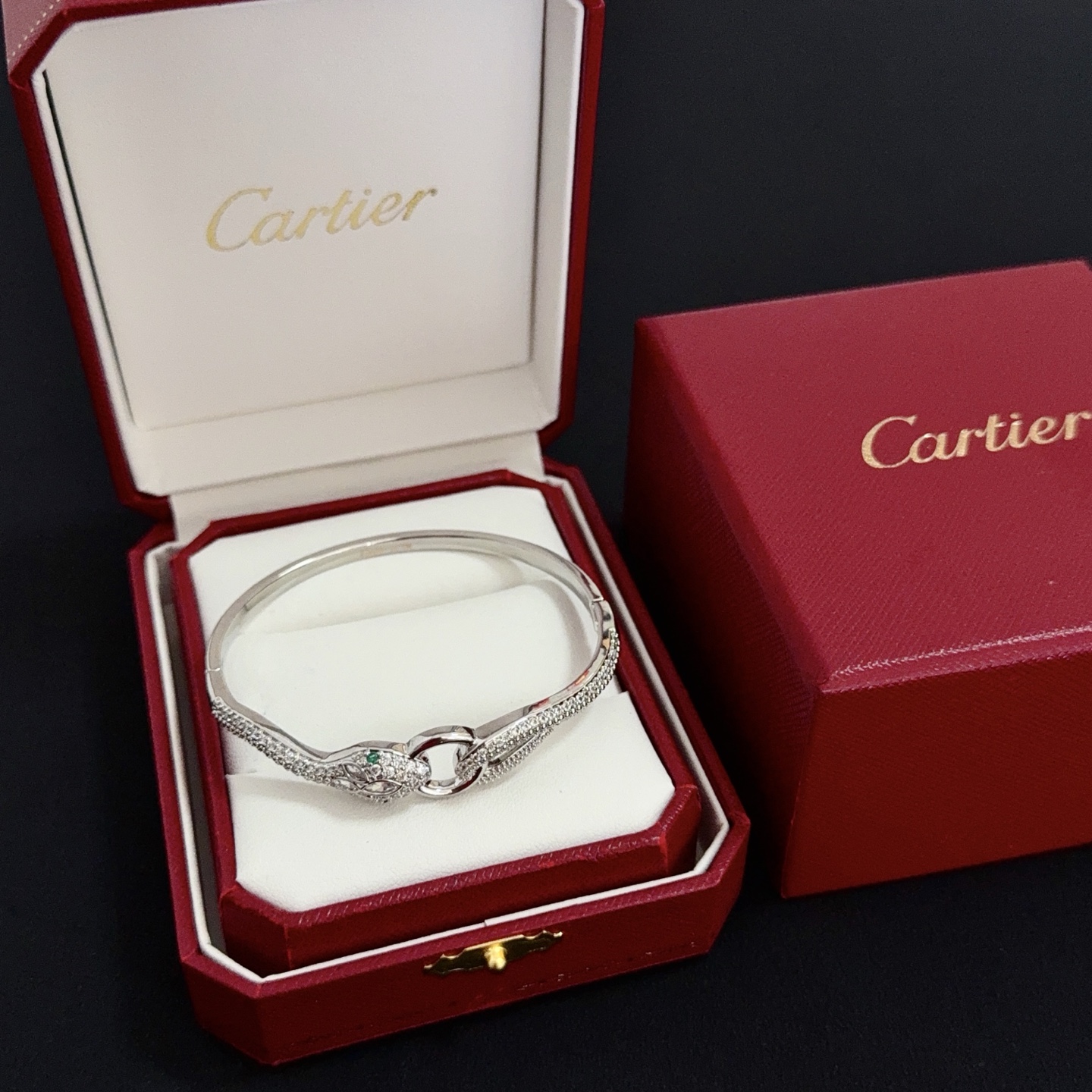 NO:382325,Cartier diamond-set bracelet, high-end customized version, diamond-set craftsmanship, V-gold material, classic and fashionable style, reconstructing love aesthetics with sharp lines!  Breaking the convention, diamond-inlaid design creates a high-end ceiling - no need to build glitz, love should be pure as before. Cartier is loved by many celebrities and internet celebrities. The Leopard series bracelet is definitely an eternal classic, and there is no limit on men and women, and no limit on age!  Wear it you are the focus!  , jewelry boutique, cartier, bracelet19860909卡地亚镶钻手镯 高端定制版本 镶嵌钻工艺 V金材质 经典而时尚风格 用凌厉线条重构爱情美学！打破常规,镶嵌钻设计反而成就高级感天花板——无需浮华堆砌,爱本应纯粹如初 卡地亚受众多明星网红的爱戴 豹子系列手镯 绝对是永恒经典 而且男女不限 年龄不限 ！戴上它你就是焦点！,饰品精品,cartier,bracelet,Jewelry