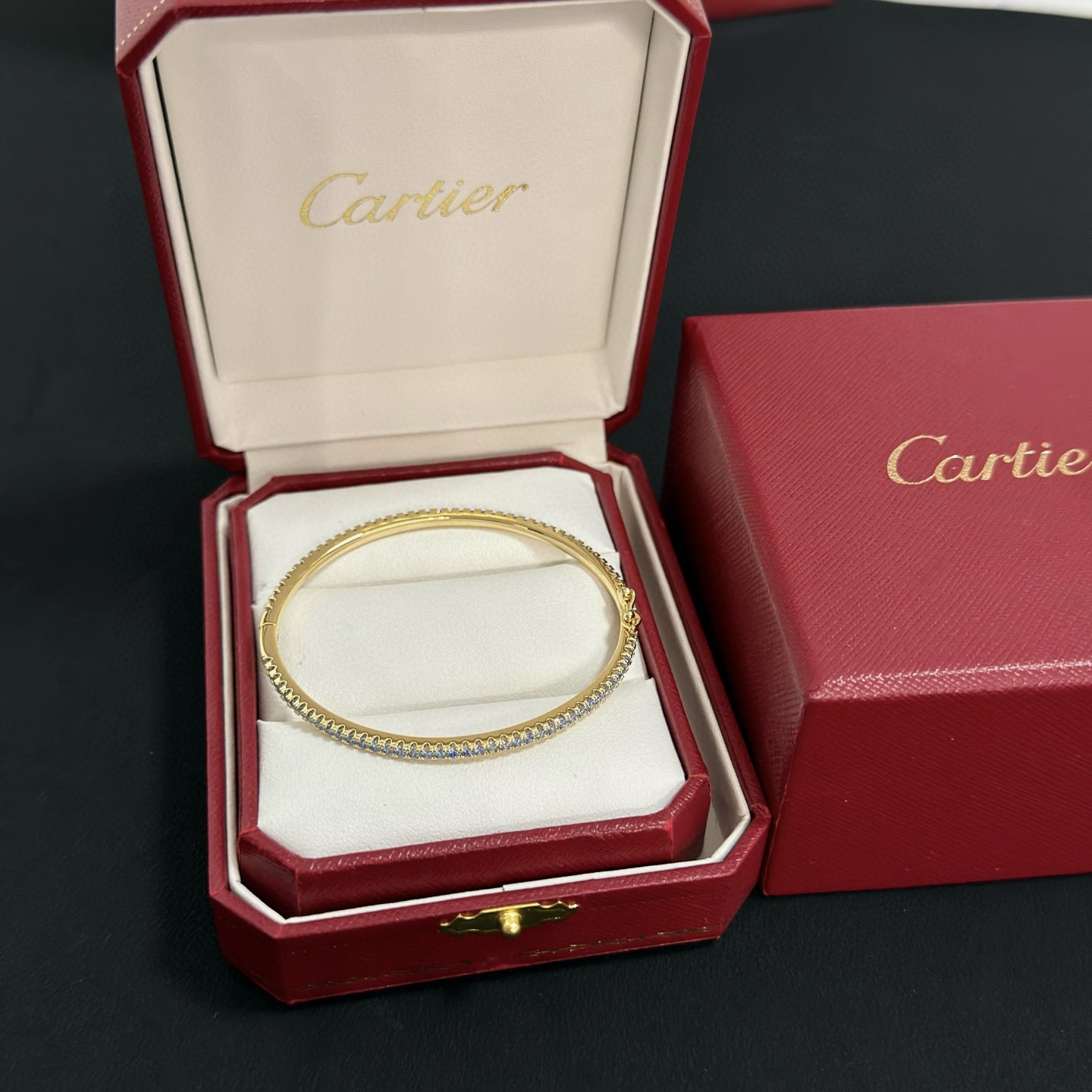 NO:382334,Cartier diamond-set bracelet, high-end customized version, diamond-set craftsmanship, V-gold material, classic and fashionable style, reconstructing love aesthetics with sharp lines!  Breaking the convention, diamond-inlaid design creates a high-end ceiling - no need to build glitz, love should be pure as before. Cartier is loved by many celebrities and internet celebrities. The Leopard series bracelet is definitely an eternal classic, and there is no limit on men and women, and no limit on age!  Wear it you are the focus!  , jewelry boutique, cartier, bracelet19860909卡地亚镶钻手镯 高端定制版本 镶嵌钻工艺 V金材质 经典而时尚风格 用凌厉线条重构爱情美学！打破常规,镶嵌钻设计反而成就高级感天花板——无需浮华堆砌,爱本应纯粹如初 卡地亚受众多明星网红的爱戴 豹子系列手镯 绝对是永恒经典 而且男女不限 年龄不限 ！戴上它你就是焦点！,饰品精品,cartier,bracelet,Jewelry