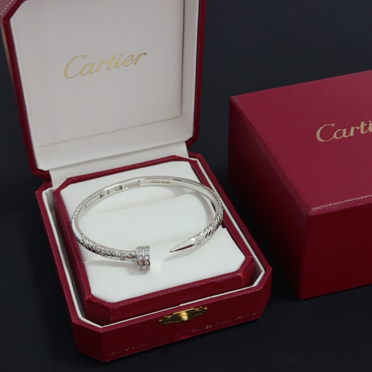 NO:383099,Cartier diamond-set nail bracelet, high-end customized version, diamond-set craftsmanship, V-gold material, classic and fashionable style, reconstructing love aesthetics with sharp lines!  Breaking the convention, diamond-inlaid design creates a high-end ceiling - no need to build glitz, love should be pure as before. Cartier is loved by many celebrities and internet celebrities. The Leopard series bracelet is definitely an eternal classic, and there is no limit on men and women, and no limit on age!  Wear it you are the focus!  , jewelry boutique, cartier, bracelet19860909卡地亚镶钻钉子手镯 高端定制版本 镶嵌钻工艺 V金材质 经典而时尚风格 用凌厉线条重构爱情美学！打破常规,镶嵌钻设计反而成就高级感天花板——无需浮华堆砌,爱本应纯粹如初 卡地亚受众多明星网红的爱戴 豹子系列手镯 绝对是永恒经典 而且男女不限 年龄不限 ！戴上它你就是焦点！,饰品精品,cartier,bracelet,Jewelry