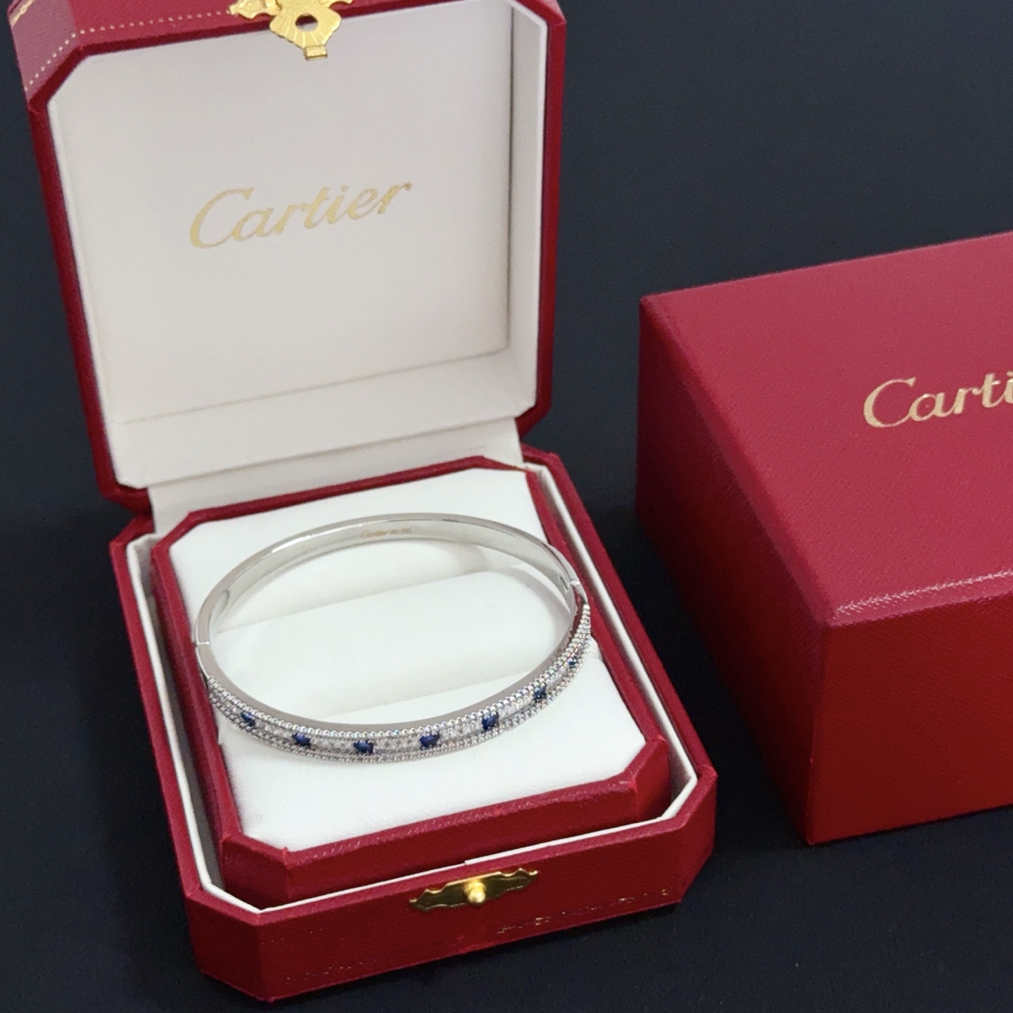 NO:383103,Cartier diamond-set bracelet, high-end customized version, diamond-set craftsmanship, V-gold material, classic and fashionable style, reconstructing love aesthetics with sharp lines!  Breaking the convention, diamond-inlaid design creates a high-end ceiling - no need to build glitz, love should be pure as before. Cartier is loved by many celebrities and internet celebrities. The Leopard series bracelet is definitely an eternal classic, and there is no limit on men and women, and no limit on age!  Wear it you are the focus!  , jewelry boutique, cartier, bracelet19860909卡地亚镶钻手镯 高端定制版本 镶嵌钻工艺 V金材质 经典而时尚风格 用凌厉线条重构爱情美学！打破常规,镶嵌钻设计反而成就高级感天花板——无需浮华堆砌,爱本应纯粹如初 卡地亚受众多明星网红的爱戴 豹子系列手镯 绝对是永恒经典 而且男女不限 年龄不限 ！戴上它你就是焦点！,饰品精品,cartier,bracelet,Jewelry