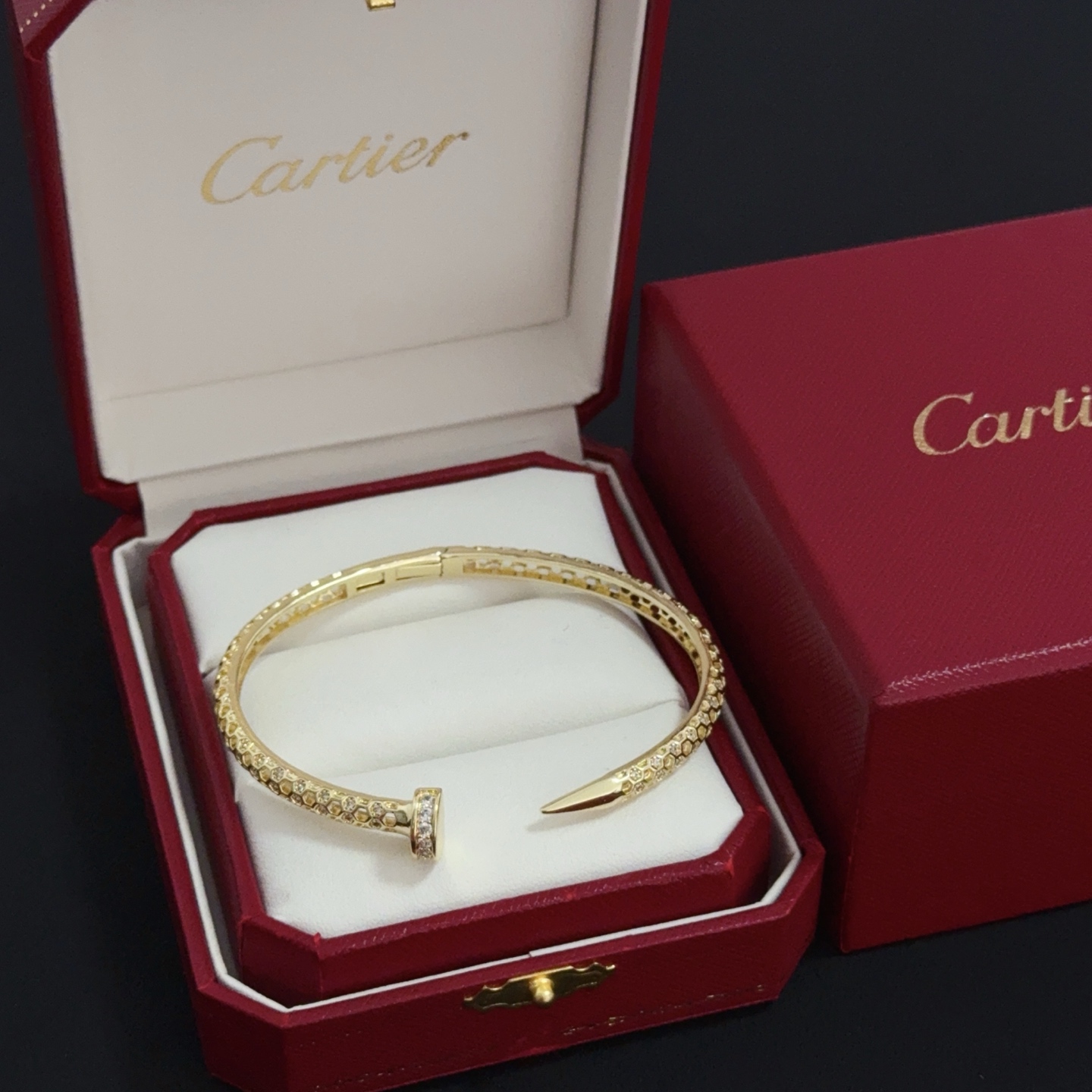 NO:383109,Cartier diamond-set nail bracelet, high-end customized version, diamond-set craftsmanship, V-gold material, classic and fashionable style, reconstructing love aesthetics with sharp lines!  Breaking the convention, diamond-inlaid design creates a high-end ceiling - no need to build glitz, love should be pure as before. Cartier is loved by many celebrities and internet celebrities. The Leopard series bracelet is definitely an eternal classic, and there is no limit on men and women, and no limit on age!  Wear it you are the focus!  , jewelry boutique, cartier, bracelet19860909卡地亚镶钻钉子手镯 高端定制版本 镶嵌钻工艺 V金材质 经典而时尚风格 用凌厉线条重构爱情美学！打破常规,镶嵌钻设计反而成就高级感天花板——无需浮华堆砌,爱本应纯粹如初 卡地亚受众多明星网红的爱戴 豹子系列手镯 绝对是永恒经典 而且男女不限 年龄不限 ！戴上它你就是焦点！,饰品精品,cartier,bracelet,Jewelry