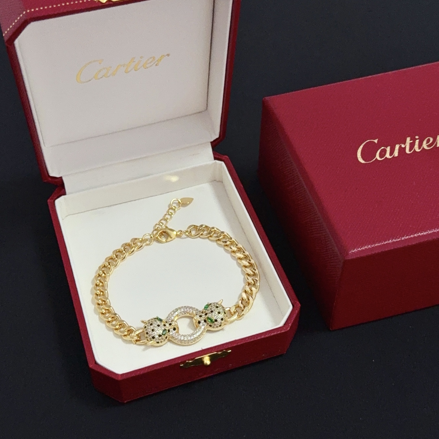 NO:383112,Cartier diamond-set cheetah bracelet high-end customized version diamond-set craft V-gold material classic and fashionable style reconstructs love aesthetics with sharp lines!  Breaking the convention, diamond-inlaid design creates a high-end ceiling - no need to build glitz, love should be pure as before. Cartier is loved by many celebrities and internet celebrities. The Leopard series bracelet is definitely an eternal classic, and there is no limit on men and women, and no limit on age!  Wear it you are the focus!  , jewelry boutique, cartier, bracelet, bracelet19860909卡地亚镶钻猎豹手链 高端定制版本 镶嵌钻工艺 V金材质 经典而时尚风格 用凌厉线条重构爱情美学！打破常规,镶嵌钻设计反而成就高级感天花板——无需浮华堆砌,爱本应纯粹如初 卡地亚受众多明星网红的爱戴 豹子系列手镯 绝对是永恒经典 而且男女不限 年龄不限 ！戴上它你就是焦点！,饰品精品,cartier,bracelet,bracelet,Jewelry