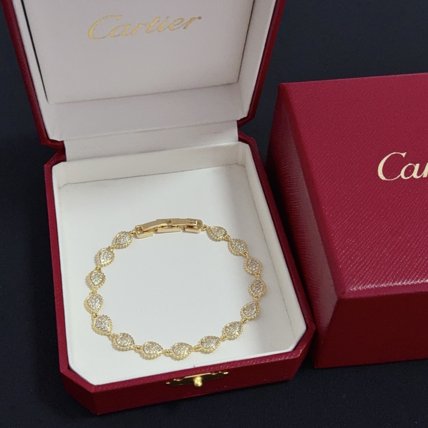 NO:383115,Cartier diamond bracelet, high-end customized version, diamond inlay craft, V-gold material, classic and fashionable style, reconstructing love aesthetics with sharp lines!  Breaking the convention, diamond-inlaid design creates a high-end ceiling - no need to build glitz, love should be pure as before. Cartier is loved by many celebrities and internet celebrities. The Leopard series bracelet is definitely an eternal classic, and there is no limit on men and women, and no limit on age!  Wear it you are the focus!  , jewelry boutique, cartier, bracelet, bracelet19860909卡地亚镶钻手链 高端定制版本 镶嵌钻工艺 V金材质 经典而时尚风格 用凌厉线条重构爱情美学！打破常规,镶嵌钻设计反而成就高级感天花板——无需浮华堆砌,爱本应纯粹如初 卡地亚受众多明星网红的爱戴 豹子系列手镯 绝对是永恒经典 而且男女不限 年龄不限 ！戴上它你就是焦点！,饰品精品,cartier,bracelet,bracelet,Jewelry