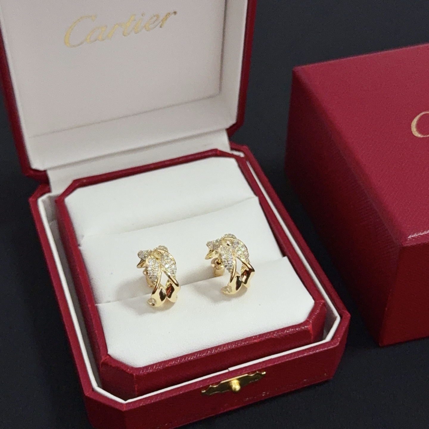 NO:383118,Cartier diamond-set earrings, high-end customized version, diamond-set craftsmanship, V-gold material, classic and fashionable style, reconstructing love aesthetics with sharp lines!  Breaking the convention, diamond-inlaid design creates a high-end ceiling - no need to build glitz, love should be pure as before. Cartier is loved by many celebrities and internet celebrities. The Leopard series bracelet is definitely an eternal classic, and there is no limit on men and women, and no limit on age!  Wear it you are the focus!  , jewelry boutique, cartier, earrings, bracelet19860909卡地亚镶钻耳环 高端定制版本 镶嵌钻工艺 V金材质 经典而时尚风格 用凌厉线条重构爱情美学！打破常规,镶嵌钻设计反而成就高级感天花板——无需浮华堆砌,爱本应纯粹如初 卡地亚受众多明星网红的爱戴 豹子系列手镯 绝对是永恒经典 而且男女不限 年龄不限 ！戴上它你就是焦点！,饰品精品,cartier,earrings,bracelet,Jewelry