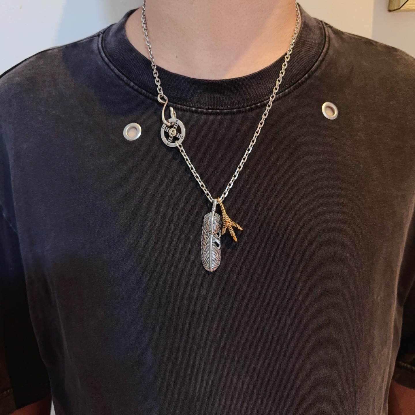 NO:382877,[New Products are on the Shelves] Goro’s Takahashi Goro Eagle Claw Feather Necklace Top Version, recognized exclusive shooting, focusing on the high-end market, Kuaishou/ins/Xiaohongshu popular models, absolutely different from ordinary versions!  The details of the picture product are consistent with ZP!  Original production process, precision quality, purely handmade, authentic model opening, fashion essentials, both men and women can wear, same couple style, rock punk silver style, retro elements, trendy and versatile, same style on the official website, fine jewelry, necklace19860909【新品上架】Goro’s高桥吾郎鹰爪羽毛项链 顶级版本,认准独家拍摄,主攻高端市场 ,快手/ins/小红书热门款,绝对区别普通版本！图片产品细节与ZP一致！原版制作工艺 精工品质 纯手工打造 ～正品开模潮流时尚必备 男女均可佩戴 情侣款同款 摇滚朋克泰银风格 复古元素 潮流百搭 官网同款,饰品精品,necklace,Jewelry