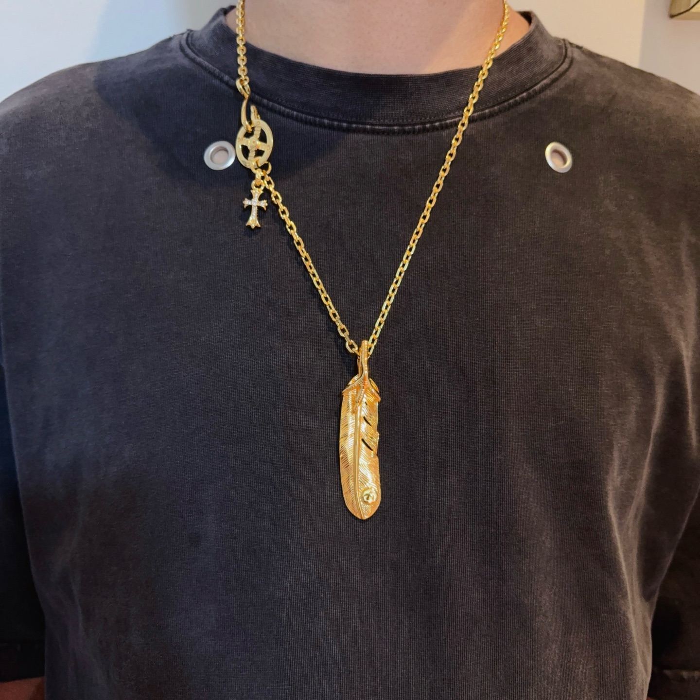 NO:382842,[New Products are on the Shelves] Goro’s Takahashi Goku Croxin combined with Cross Eagle Claw Feather Necklace Top Version, Accepted Exclusive Shooting, Focus on the High-end Market, Kuaishou/ins/Xiaohongshu Hot Models, absolutely different from the ordinary version!  The details of the picture product are consistent with ZP!  Original production process, seductive quality, purely handmade ~ Authentic mold opening trendy and fashion essentials, both men and women can wear it, same couple style, rock punk silver style, retro elements, trendy and versatile, same style on the official website, fine jewelry, chrome hearts, necklace19860909【新品上架】Goro’s高桥吾郞克罗心结合十字架鹰爪羽毛项链 顶级版本,认准独家拍摄,主攻高端市场 ,快手/ins/小红书热门款,绝对区别普通版本！图片产品细节与ZP一致！原版制作工艺 精工品质 纯手工打造 ～正品开模潮流时尚必备 男女均可佩戴 情侣款同款 摇滚朋克泰银风格 复古元素 潮流百搭 官网同款,饰品精品,chrome hearts,necklace,Jewelry