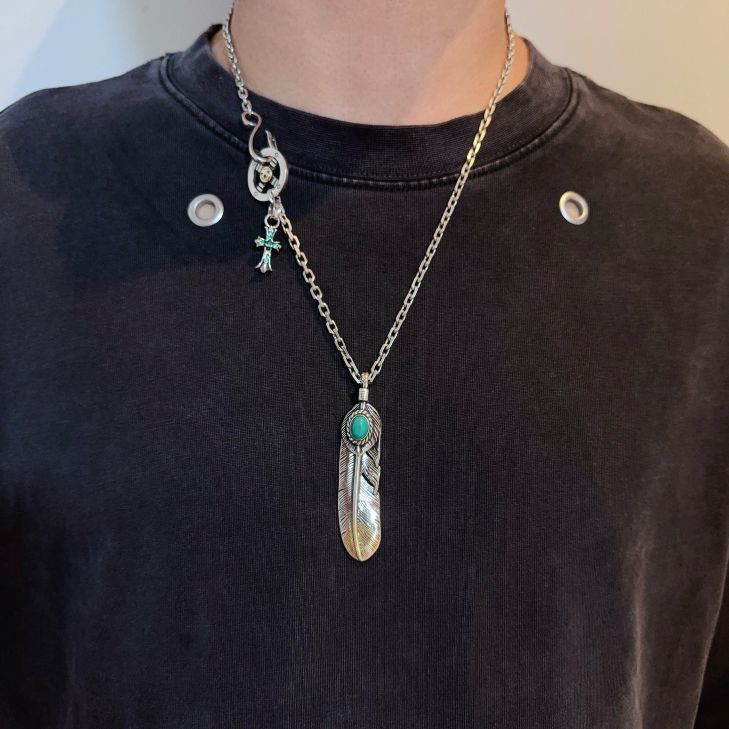 NO:382852,[New Products are on the Shelves] Goro’s Takahashi Goku Croxin combined with Cross Feather Necklace top version, recognized exclusive shooting, focusing on the high-end market, Kuaishou/ins/Xiaohongshu popular models, absolutely different from ordinary versions!  The details of the picture product are consistent with ZP!  Original production process, precision quality, purely handmade ~ Authentic mold opening trendy and fashion essentials, both men and women can wear it, same couple style, rock punk silver style, retro elements, trendy and versatile, same style on the official website, fine jewelry, chrome hearts, necklace19860909【新品上架】Goro’s高桥吾郞克罗心结合十字架羽毛项链 顶级版本,认准独家拍摄,主攻高端市场 ,快手/ins/小红书热门款,绝对区别普通版本！图片产品细节与ZP一致！原版制作工艺 精工品质 纯手工打造 ～正品开模潮流时尚必备 男女均可佩戴 情侣款同款 摇滚朋克泰银风格 复古元素 潮流百搭 官网同款,饰品精品,chrome hearts,necklace,Jewelry