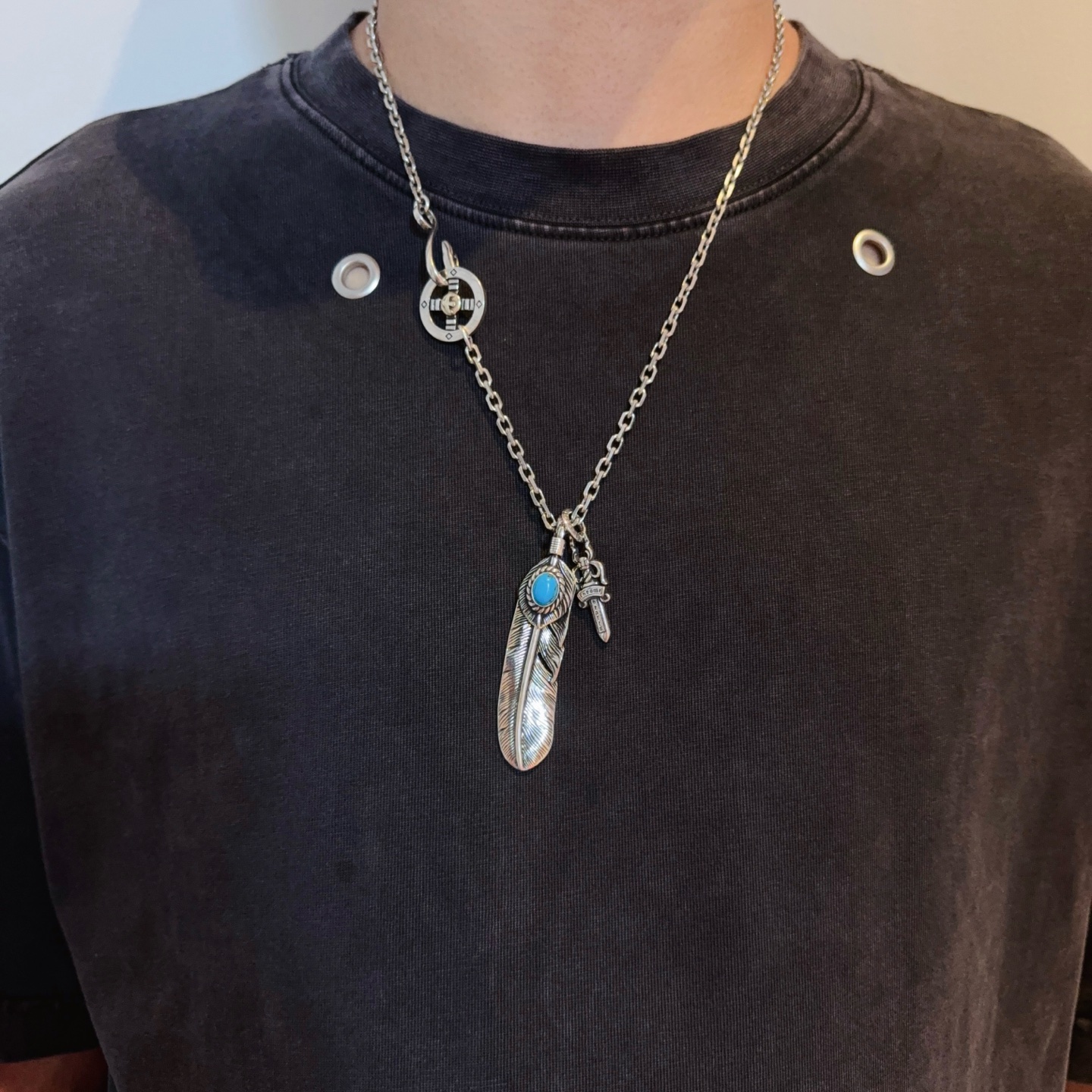 NO:382857,[New Products are on the Shelves] Goro’s Takahashi Goku-Croxin combined with Feather Sword Necklace Top Version, Accepted Exclusive Shooting, Focusing on the High-end Market, Kuaishou/ins/Xiaohongshu popular models, absolutely different from ordinary versions!  The details of the picture product are consistent with ZP!  Original production process, precision quality, purely handmade ~ Authentic mold opening trendy and fashion essentials, both men and women can wear it, same couple style, rock punk silver style, retro elements, trendy and versatile, same style on the official website, fine jewelry, chrome hearts, necklace19860909【新品上架】Goro’s高桥吾郞克罗心结合羽毛宝剑项链 顶级版本,认准独家拍摄,主攻高端市场 ,快手/ins/小红书热门款,绝对区别普通版本！图片产品细节与ZP一致！原版制作工艺 精工品质 纯手工打造 ～正品开模潮流时尚必备 男女均可佩戴 情侣款同款 摇滚朋克泰银风格 复古元素 潮流百搭 官网同款,饰品精品,chrome hearts,necklace,Jewelry