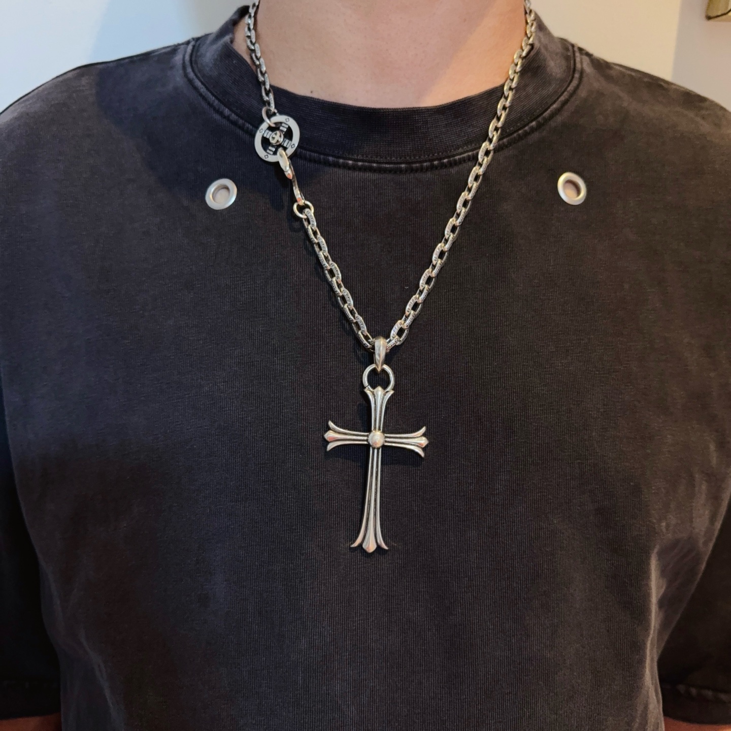 NO:382867,[New Products are on the Shelves] Goro’s Takahashi Goku Croxin Combined Cross Necklace Top Version, Accepted Exclusive Shooting, Focusing on the High-end Market, Kuaishou/ins/Xiaohongshu Hot Models, absolutely different from the ordinary version!  The details of the picture product are consistent with ZP!  Original production process, seductive quality, purely handmade ~ Authentic mold opening trendy and fashion essentials, both men and women can wear it, same couple style, rock punk silver style, retro elements, trendy and versatile, same style on the official website, fine jewelry, chrome hearts, necklace19860909【新品上架】Goro’s高桥吾郞克罗心结合十字架项链 顶级版本,认准独家拍摄,主攻高端市场 ,快手/ins/小红书热门款,绝对区别普通版本！图片产品细节与ZP一致！原版制作工艺 精工品质 纯手工打造 ～正品开模潮流时尚必备 男女均可佩戴 情侣款同款 摇滚朋克泰银风格 复古元素 潮流百搭 官网同款,饰品精品,chrome hearts,necklace,Jewelry