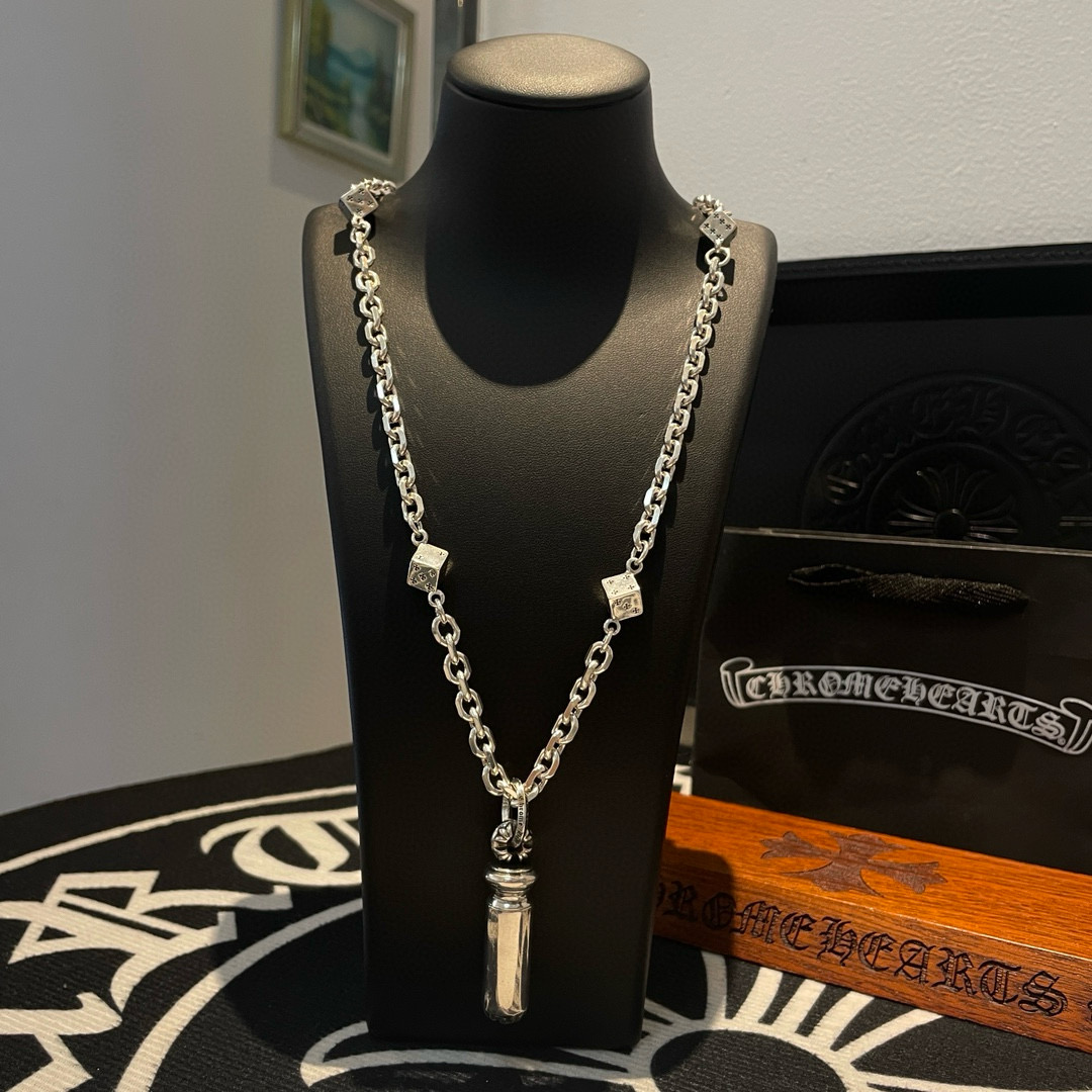NO:382903,Batch New style [Counter Quality] Chrome Hearts Croxin Classic retro multi-element dice necklace Cross flower cylindrical pendant Different pattern design styles with concave and convex shapes Present unique Cross Scout flowers are Croxin's ambitions, so they last longer. Genuine version Chrome Hearts Croxin Difference to the market ordinary light version, match the quality of the version, look at the details of the letter printing, retro old gray oxygen level. Seiko version!  !  !  Pure handmade ~ Authentic model opening must-have fashion and fashion, both men and women can wear it, same style for couples, original official website, rock punk style silver style, retro elements, trendy and versatile!  , jewelry boutique, chrome hearts, chrome hearts, necklace19860909批 新款【专柜品质】Chrome Hearts克罗心 经典复古多元素骰子项链 十字花圆柱吊坠 凹凸造型不同的花纹设计风格 呈现出与众不同 十字架 童军花是克罗心的志 所以更经久不衰 正品打版Chrome Hearts克罗心 区别市场普通轻版 对版对标品质 看字印细节 复古做旧灰氧程度.精工版本！！！ 纯手工打造 ～正品开模潮流时尚必备 男女均可佩戴 情侣同款 官网原版 摇滚朋克泰银风格 复古元素 潮流百搭！,饰品精品,chrome hearts,chrome hearts,necklace,Jewelry