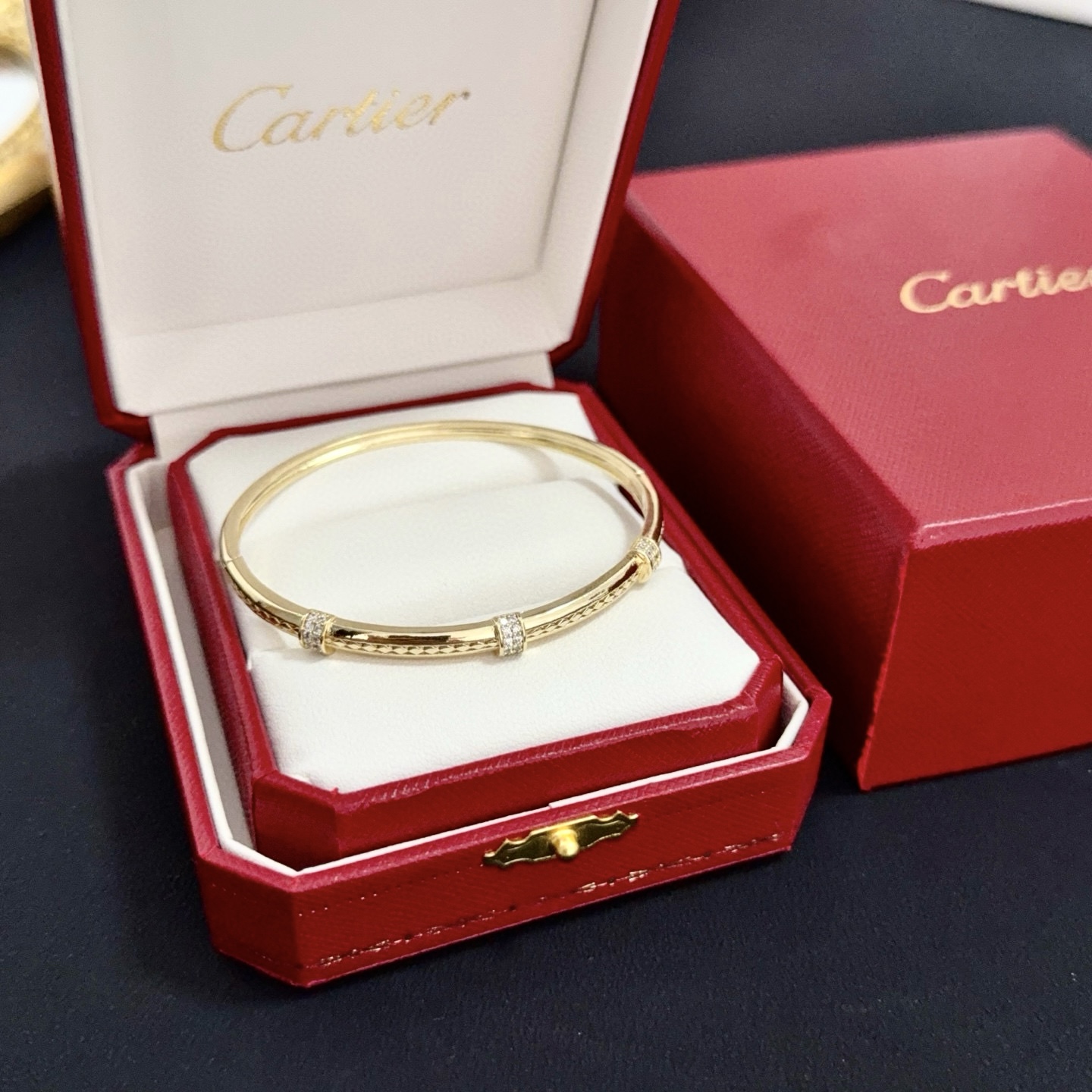 NO:383123,Cartier diamond-set bracelet, high-end customized version, diamond-set craftsmanship, V-gold material, classic and fashionable style, reconstructing love aesthetics with sharp lines!  Breaking the convention, diamond-inlaid design creates a high-end ceiling - no need to build glitz, love should be pure as before. Cartier is loved by many celebrities and internet celebrities. The Leopard series bracelet is definitely an eternal classic, and there is no limit on men and women, and no limit on age!  Wear it you are the focus!  , jewelry boutique, cartier, bracelet19860909卡地亚镶钻手镯 高端定制版本 镶嵌钻工艺 V金材质 经典而时尚风格 用凌厉线条重构爱情美学！打破常规,镶嵌钻设计反而成就高级感天花板——无需浮华堆砌,爱本应纯粹如初 卡地亚受众多明星网红的爱戴 豹子系列手镯 绝对是永恒经典 而且男女不限 年龄不限 ！戴上它你就是焦点！,饰品精品,cartier,bracelet,Jewelry