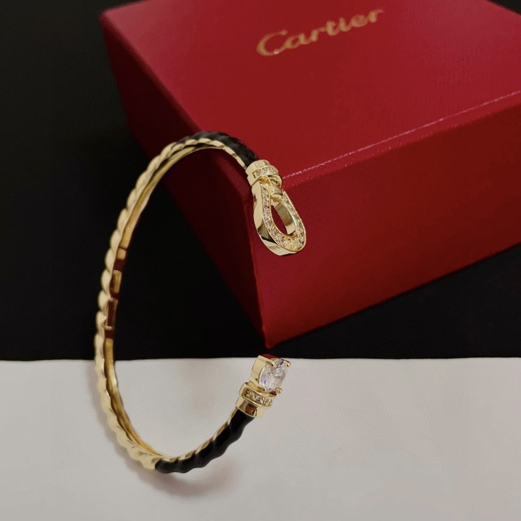 NO:383110,Cartier diamond-inlaid leather rope bracelet high-end customized version diamond-inlaid craft V-gold material classic and fashionable style reconstructs love aesthetics with sharp lines!  Breaking the convention, diamond-inlaid design creates a high-end ceiling - no need to build glitz, love should be pure as before. Cartier is loved by many celebrities and internet celebrities. The Leopard series bracelet is definitely an eternal classic, and there is no limit on men and women, and no limit on age!  Wear it you are the focus!  , jewelry boutique, cartier, bracelet19860909卡地亚镶钻皮绳手镯 高端定制版本 镶嵌钻工艺 V金材质 经典而时尚风格 用凌厉线条重构爱情美学！打破常规,镶嵌钻设计反而成就高级感天花板——无需浮华堆砌,爱本应纯粹如初 卡地亚受众多明星网红的爱戴 豹子系列手镯 绝对是永恒经典 而且男女不限 年龄不限 ！戴上它你就是焦点！,饰品精品,cartier,bracelet,Jewelry