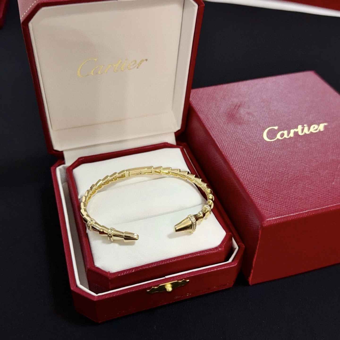 NO:383113,Cartier diamond-set bracelet, high-end customized version, diamond-set craftsmanship, V-gold material, classic and fashionable style, reconstructing love aesthetics with sharp lines!  Breaking the convention, diamond-inlaid design creates a high-end ceiling - no need to build glitz, love should be pure as before. Cartier is loved by many celebrities and internet celebrities. The Leopard series bracelet is definitely an eternal classic, and there is no limit on men and women, and no limit on age!  Wear it you are the focus!  , jewelry boutique, cartier, bracelet19860909卡地亚镶钻手镯 高端定制版本 镶嵌钻工艺 V金材质 经典而时尚风格 用凌厉线条重构爱情美学！打破常规,镶嵌钻设计反而成就高级感天花板——无需浮华堆砌,爱本应纯粹如初 卡地亚受众多明星网红的爱戴 豹子系列手镯 绝对是永恒经典 而且男女不限 年龄不限 ！戴上它你就是焦点！,饰品精品,cartier,bracelet,Jewelry