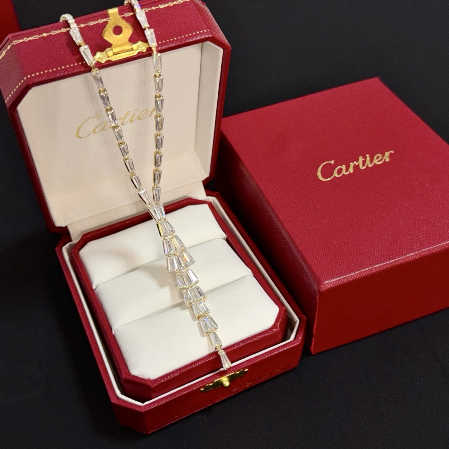 NO:383116,Cartier diamond-set necklace, high-end customized version, diamond-set craftsmanship, V-gold material, classic and fashionable style, reconstructing love aesthetics with sharp lines!  Breaking the convention, diamond-inlaid design creates a high-end ceiling - no need to build glitz, love should be pure as before. Cartier is loved by many celebrities and internet celebrities. The Leopard series bracelet is definitely an eternal classic, and there is no limit on men and women, and no limit on age!  Wear it you are the focus!  , jewelry boutique, cartier, necklace, bracelet19860909卡地亚镶钻项链 高端定制版本 镶嵌钻工艺 V金材质 经典而时尚风格 用凌厉线条重构爱情美学！打破常规,镶嵌钻设计反而成就高级感天花板——无需浮华堆砌,爱本应纯粹如初 卡地亚受众多明星网红的爱戴 豹子系列手镯 绝对是永恒经典 而且男女不限 年龄不限 ！戴上它你就是焦点！,饰品精品,cartier,necklace,bracelet,Jewelry