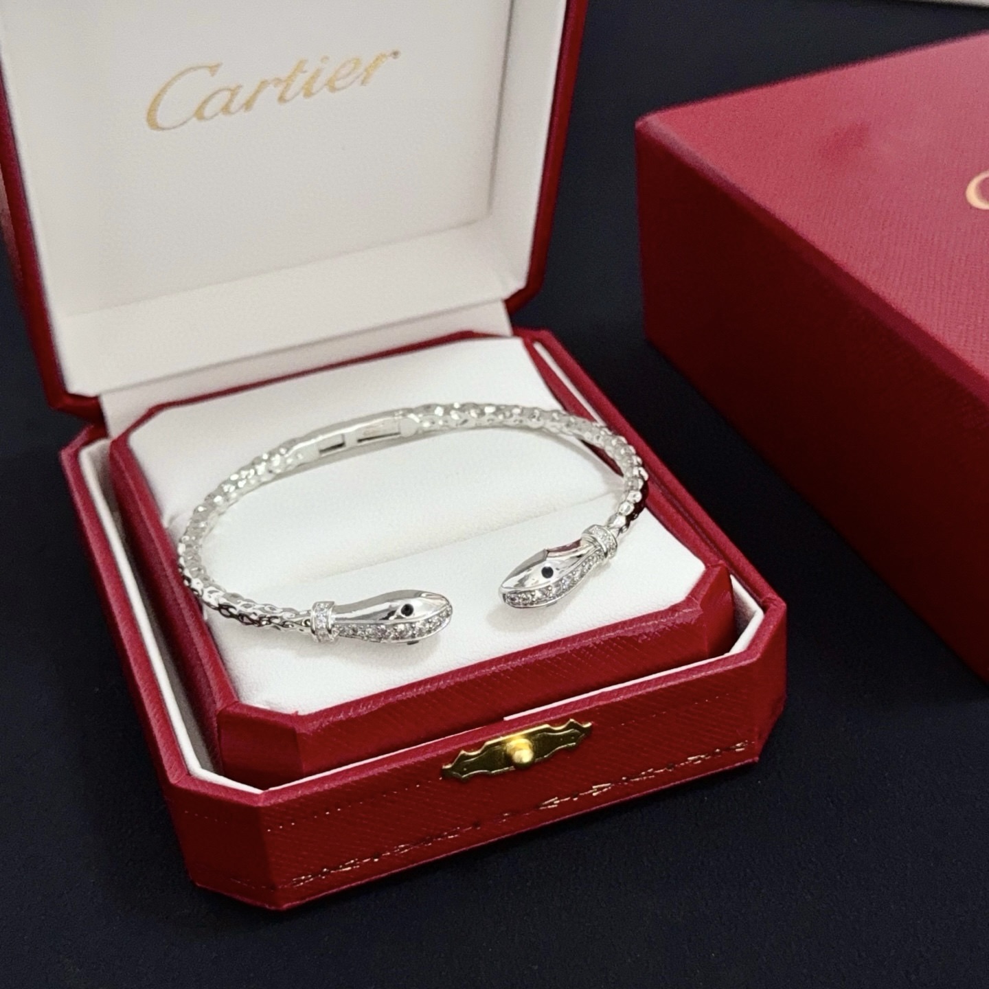 NO:383119,Cartier diamond-set bracelet, high-end customized version, diamond-set craftsmanship, V-gold material, classic and fashionable style, reconstructing love aesthetics with sharp lines!  Breaking the convention, diamond-inlaid design creates a high-end ceiling - no need to build glitz, love should be pure as before. Cartier is loved by many celebrities and internet celebrities. The Leopard series bracelet is definitely an eternal classic, and there is no limit on men and women, and no limit on age!  Wear it you are the focus!  , jewelry boutique, cartier, bracelet19860909卡地亚镶钻手镯 高端定制版本 镶嵌钻工艺 V金材质 经典而时尚风格 用凌厉线条重构爱情美学！打破常规,镶嵌钻设计反而成就高级感天花板——无需浮华堆砌,爱本应纯粹如初 卡地亚受众多明星网红的爱戴 豹子系列手镯 绝对是永恒经典 而且男女不限 年龄不限 ！戴上它你就是焦点！,饰品精品,cartier,bracelet,Jewelry