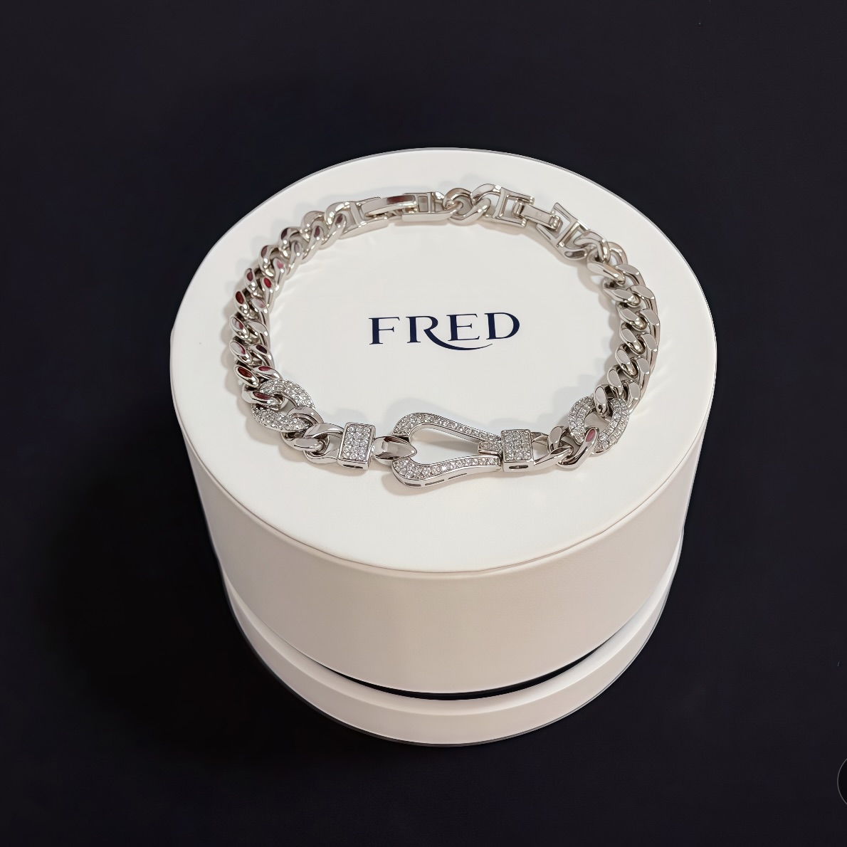 NO:383148,Popular Fered diamond-inlaid horseshoe buckle bracelet, classic and versatile, internet celebrity expert, a must-have item for fashion, fashionable and exquisite, 11 pairs of customized versions, thickened electroplating 18k process, different from the ordinary version on the market, the effect of getting used is very versatile!  !  , jewelry quality, bracelet19860909火爆 费雷德镶钻马蹄扣手链,经典百搭,网红达人 时尚一族备必单品,时尚精致,11对版定制,加厚电镀18k工艺,区别市面上普通版本上手效果非常百搭！！,饰品精品,bracelet,Jewelry