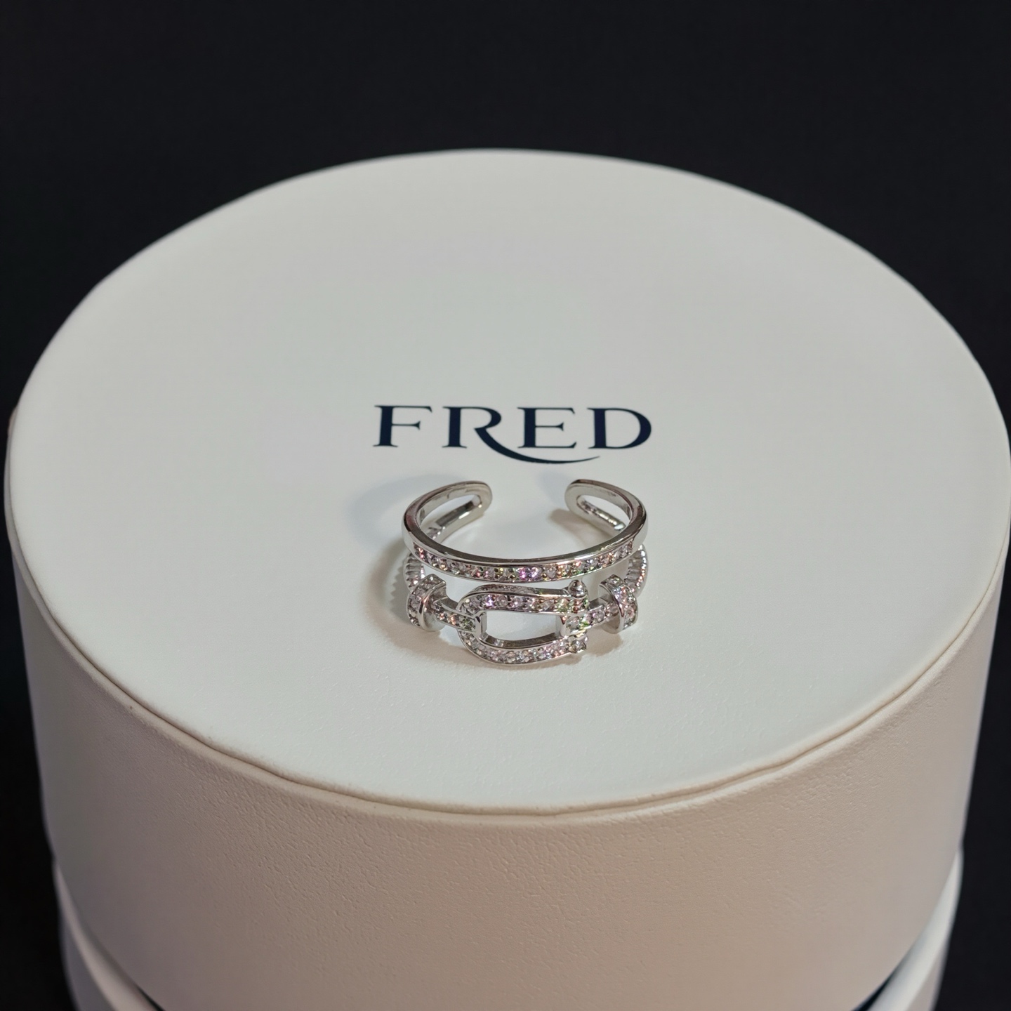 NO:383153,Popular Fered's open-mouth diamond-inlaid horseshoe buckle ring, classic and versatile, internet celebrity expert, a must-have item for fashion, fashionable and exquisite, 11 pairs of customized versions, thickened electroplating 18k process, different from the ordinary version on the market, the effect of getting used is very versatile!  !  , jewelry quality, ring19860909火爆 费雷德开口镶钻马蹄扣戒指,经典百搭,网红达人 时尚一族备必单品,时尚精致,11对版定制,加厚电镀18k工艺,区别市面上普通版本上手效果非常百搭！！,饰品精品,ring,Jewelry