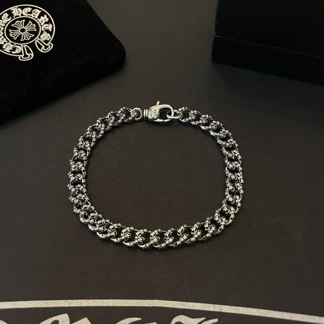 NO:383813,Batch New model [Counter Quality] Chrome Hearts Croxin Classic retro Cuban bracelet with different pattern design styles of crosses with concave and convex shapes, presenting uniqueness. Cross Scout flowers are Croxin's ambitions, so they last longer. Genuine version of Chrome Hearts Croxin, differentiating the market ordinary light version, matching the quality of the version, looking at the details of the letter printing, retro old gray oxygen level. Seiko version!  !  !  Pure handmade ~ Authentic model opening must-have fashion and fashion, both men and women can wear it, same style for couples, original official website, rock punk style silver style, retro elements, trendy and versatile!  , jewelry boutique, chrome hearts, chrome hearts, bracelet19860909批 新款【专柜品质】Chrome Hearts克罗心 经典复古古巴手链 十字花凹凸造型不同的花纹设计风格 呈现出与众不同 十字架 童军花是克罗心的志 所以更经久不衰 正品打版Chrome Hearts克罗心 区别市场普通轻版 对版对标品质 看字印细节 复古做旧灰氧程度.精工版本！！！ 纯手工打造 ～正品开模潮流时尚必备 男女均可佩戴 情侣同款 官网原版 摇滚朋克泰银风格 复古元素 潮流百搭！,饰品精品,chrome hearts,chrome hearts,bracelet,Jewelry