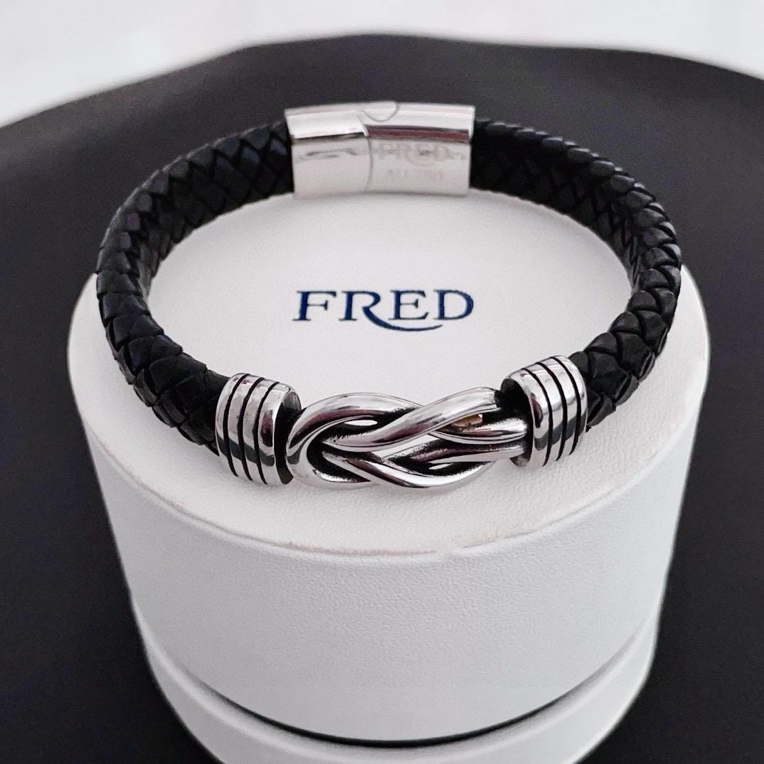 NO:384427,Purchase Fered # Black leather rope bracelet bracelet classic horseshoe buckle logo is made of genuine leather hand-woven and metal lock buckle, which is more textured and shows fashion taste. It can be held whether it is daily commuting and casual or business formal wear!  Logo engraving!  Magnetic buckle design makes wearing more convenient!  , jewelry quality19860909批 费雷德# 黑色皮绳手绳手环 经典马蹄扣标志 采用真皮手工编织和金属锁扣的搭配,更有质感,彰显时尚品味,无论日常通勤休闲或商务正装都可以hold得住！logo刻印！ 磁扣设计,让佩戴更方便！,饰品精品,Jewelry
