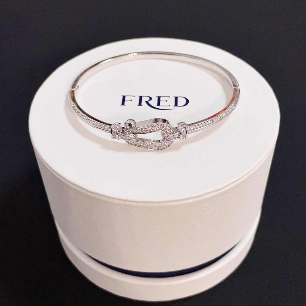 NO:384460,Popular Feredman Diamond Horseshoe Buckle Bracelet Classic and versatile, Internet celebrity expert A must-have item for fashion, fashionable and exquisite, 11 pairs of customized versions, thickened electroplating 18k process, very versatile!  !  , jewelry quality, bracelet19860909火爆 费雷德满钻马蹄扣手镯 经典百搭,网红达人 时尚一族备必单品,时尚精致,11对版定制,加厚电镀18k工艺,上手效果非常百搭！！,饰品精品,bracelet,Jewelry