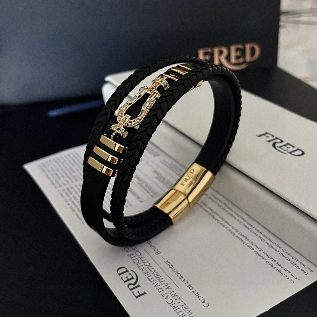 NO:384480,Purchase Fered # Black leather rope bracelet bracelet classic horseshoe buckle logo is made of genuine leather hand-woven and metal lock buckle, which is more textured and shows fashion taste. It can be held whether it is daily commuting and casual or business formal wear!  Logo engraving!  Magnetic buckle design makes wearing more convenient!  , jewelry quality19860909批 费雷德# 黑色皮绳手绳手环 经典马蹄扣标志 采用真皮手工编织和金属锁扣的搭配,更有质感,彰显时尚品味,无论日常通勤休闲或商务正装都可以hold得住！logo刻印！ 磁扣设计,让佩戴更方便！,饰品精品,Jewelry