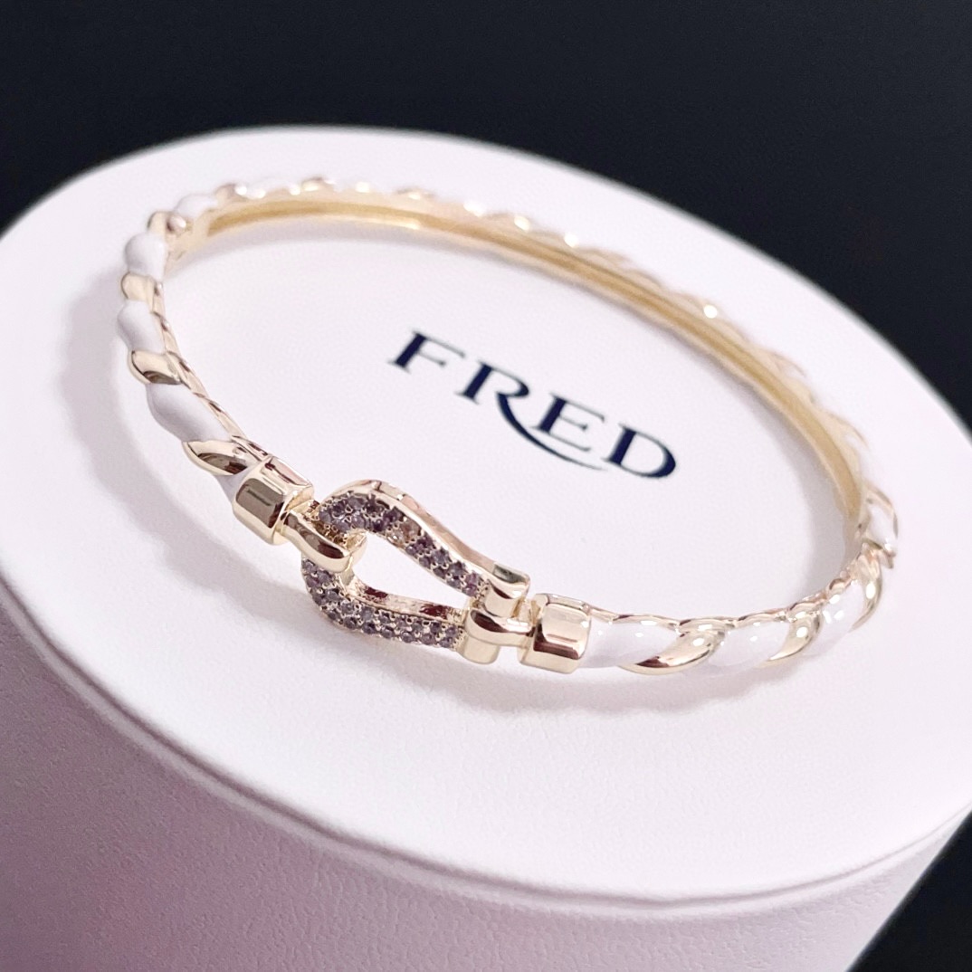 NO:384499,Popular Feredman Diamond Horseshoe Bracelet Classic and versatile, Internet celebrity expert A must-have item for fashion, fashionable and exquisite, 11 pairs of customized versions, the difference is that the ordinary version on the market, thickened electroplating 18k process, the effect is very versatile!  !  , jewelry quality, bracelet19860909火爆 费雷德满钻马蹄手镯 经典百搭,网红达人 时尚一族备必单品,时尚精致,11对版定制,区别在于市面上普通版本,加厚电镀18k工艺,上手效果非常百搭！！,饰品精品,bracelet,Jewelry