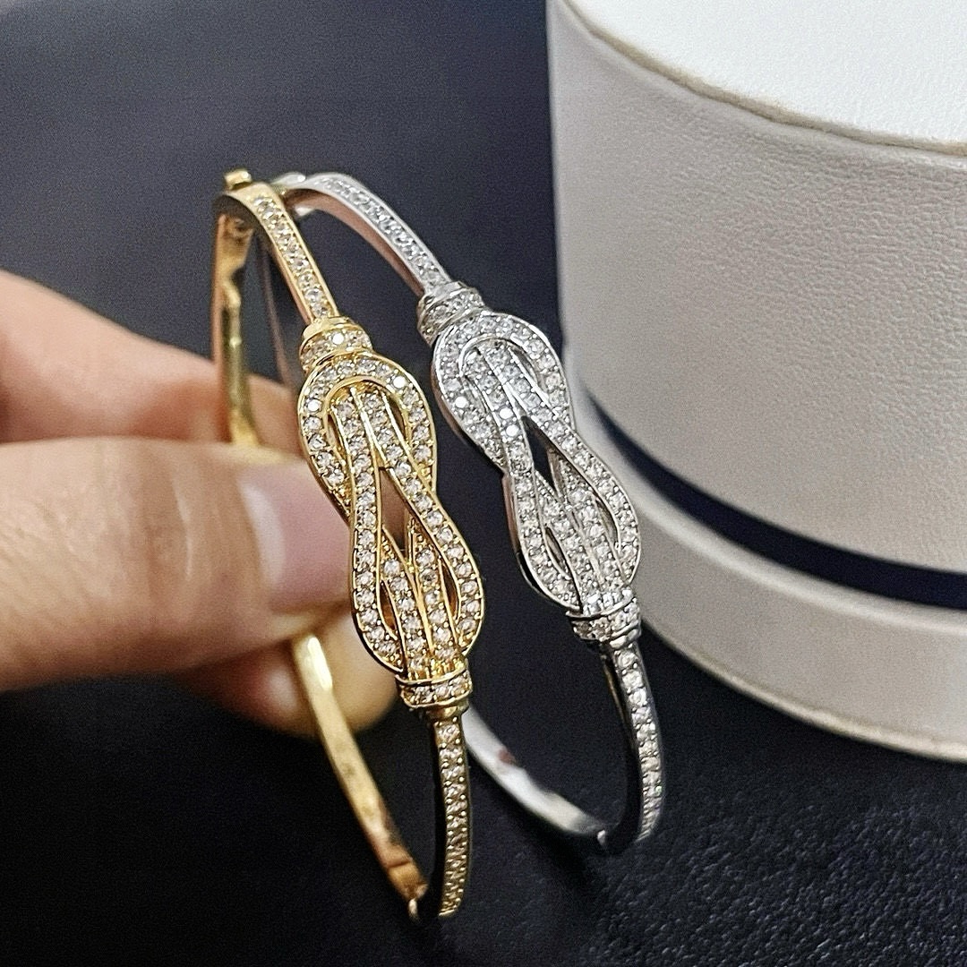 NO:384506,Batch Popular Feredman Diamond 8-character bracelet, classic and versatile, diamond-row bracelet design is more layered, fashionable and exquisite, 11 pairs of customization, thickened electroplating 18k craftsmanship, very gentle and elegant, silver gold, jewelry quality, bracelet19860909批 火爆 费雷德满钻8字扣手镯,经典百搭,排钻的手镯设计更加有层次感,时尚精致,11对版定制,加厚电镀18k工艺,上手效果非常温柔显气质,银色 金色,饰品精品,bracelet,Jewelry