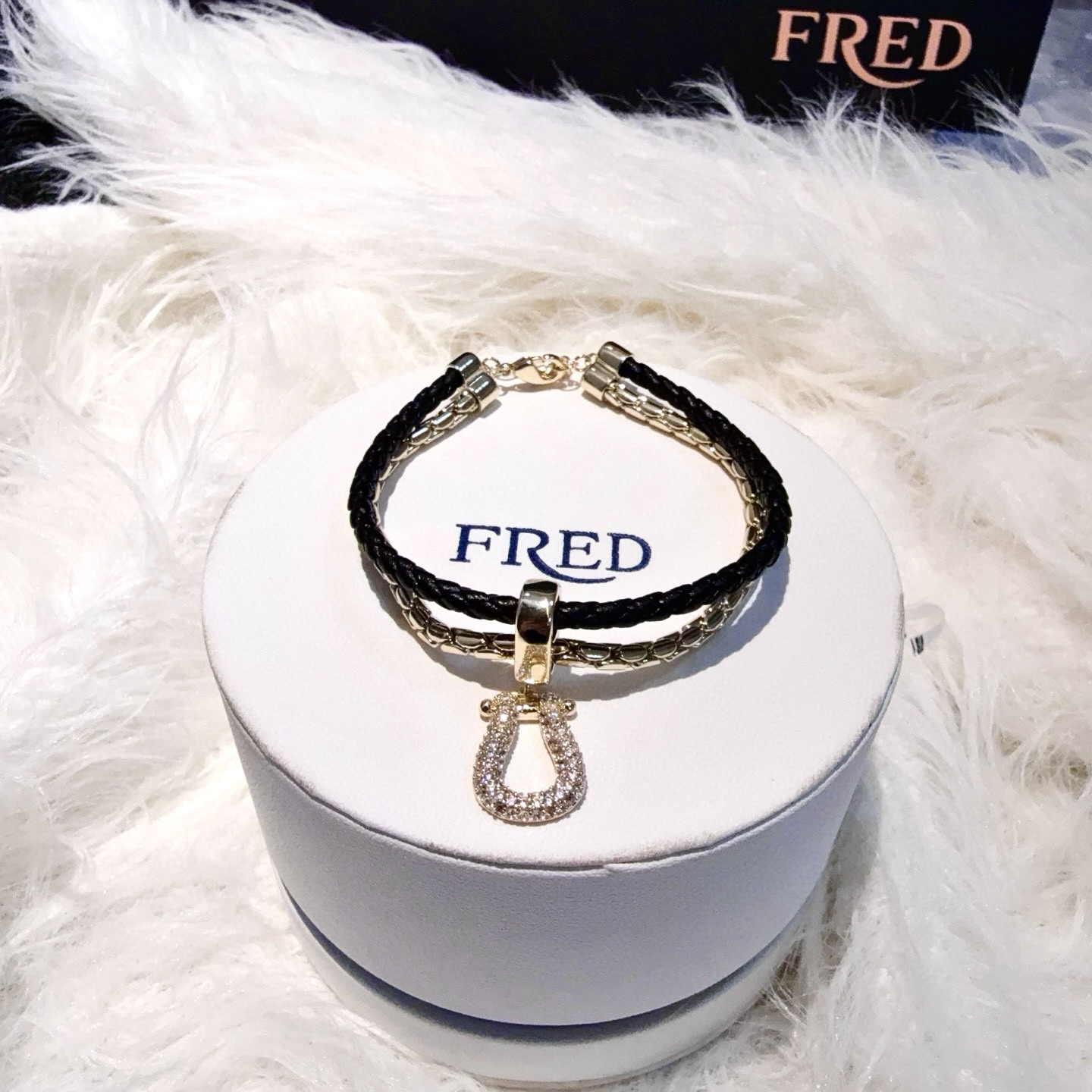 NO:384513,Popular Feredman Diamond Horseshoe Buckle Double Bracelet Bracelet is classic and versatile, Internet celebrity expert, a must-have item for fashion, fashionable and exquisite, 11 pairs of customized versions, the difference is that the ordinary version on the market, the thickened electroplating 18k process, the effect is very versatile!  !  , jewelry quality, bracelet19860909火爆 费雷德满钻马蹄扣双层手镯手绳经典百搭,网红达人 时尚一族备必单品,时尚精致,11对版定制,区别在于市面上普通版本,加厚电镀18k工艺,上手效果非常百搭！！,饰品精品,bracelet,Jewelry