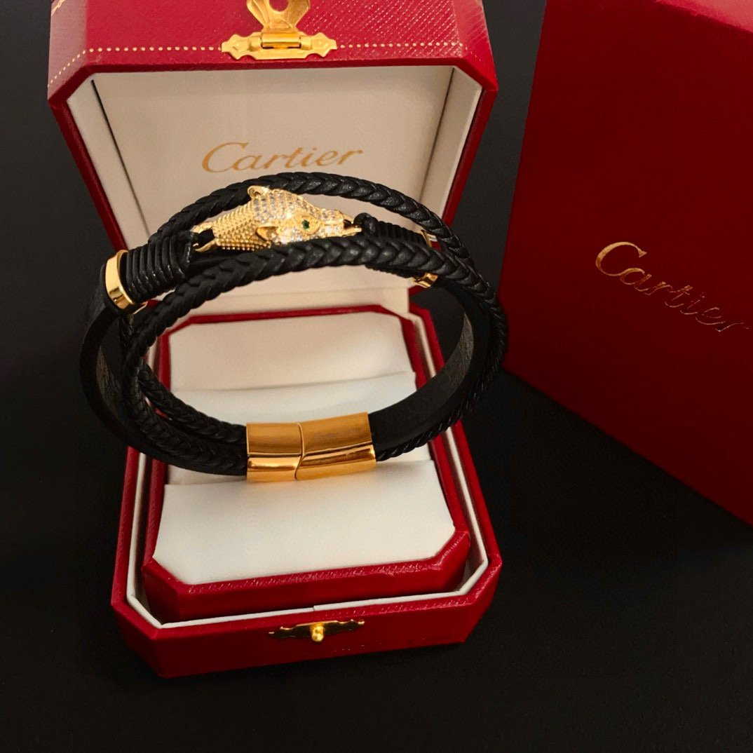 NO:385604,Cartier Leopard Head Diamond-Inlaid Leather Rope Bracelet Celebrity Celebrities Popular TikTok Xiaohongshu High-end Customized Version Diamond Inlaid craft V-gold Material Classic and Fashion Style Reconstructing Love Aesthetics with sharp lines!  Breaking the convention, diamond-inlaid design creates a high-end ceiling - no need to build glitz, love should be pure as before. Cartier is loved by many celebrities and internet celebrities. The Leopard series bracelet is definitely an eternal classic, and there is no limit on men and women, and no limit on age!  Put it on and you are the protagonist!  , jewelry boutique, cartier, bracelet19860909卡地亚豹头镶钻皮绳手镯 明星网红同歀 抖音小红书爆款 高端定制版本 镶嵌钻工艺 V金材质 经典而时尚风格 用凌厉线条重构爱情美学！打破常规,镶嵌钻设计反而成就高级感天花板——无需浮华堆砌,爱本应纯粹如初 卡地亚受众多明星网红的爱戴 豹子系列手镯 绝对是永恒经典 而且男女不限 年龄不限 ！戴上它你就是主角！,饰品精品,cartier,bracelet,Jewelry