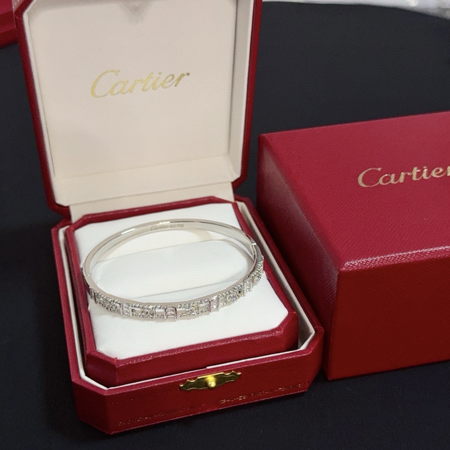 NO:385613,Cartier diamond-set bracelet, high-end customized version, diamond-set craftsmanship, V-gold material, classic and fashionable style, reconstructing love aesthetics with sharp lines!  Breaking the convention, diamond-inlaid design creates a high-end ceiling - no need to build glitz, love should be pure as before. Cartier is loved by many celebrities and internet celebrities. The Leopard series bracelet is definitely an eternal classic, and there is no limit on men and women, and no limit on age!  Wear it you are the focus!  , jewelry boutique, cartier, bracelet19860909卡地亚镶钻手镯 高端定制版本 镶嵌钻工艺 V金材质 经典而时尚风格 用凌厉线条重构爱情美学！打破常规,镶嵌钻设计反而成就高级感天花板——无需浮华堆砌,爱本应纯粹如初 卡地亚受众多明星网红的爱戴 豹子系列手镯 绝对是永恒经典 而且男女不限 年龄不限 ！戴上它你就是焦点！,饰品精品,cartier,bracelet,Jewelry