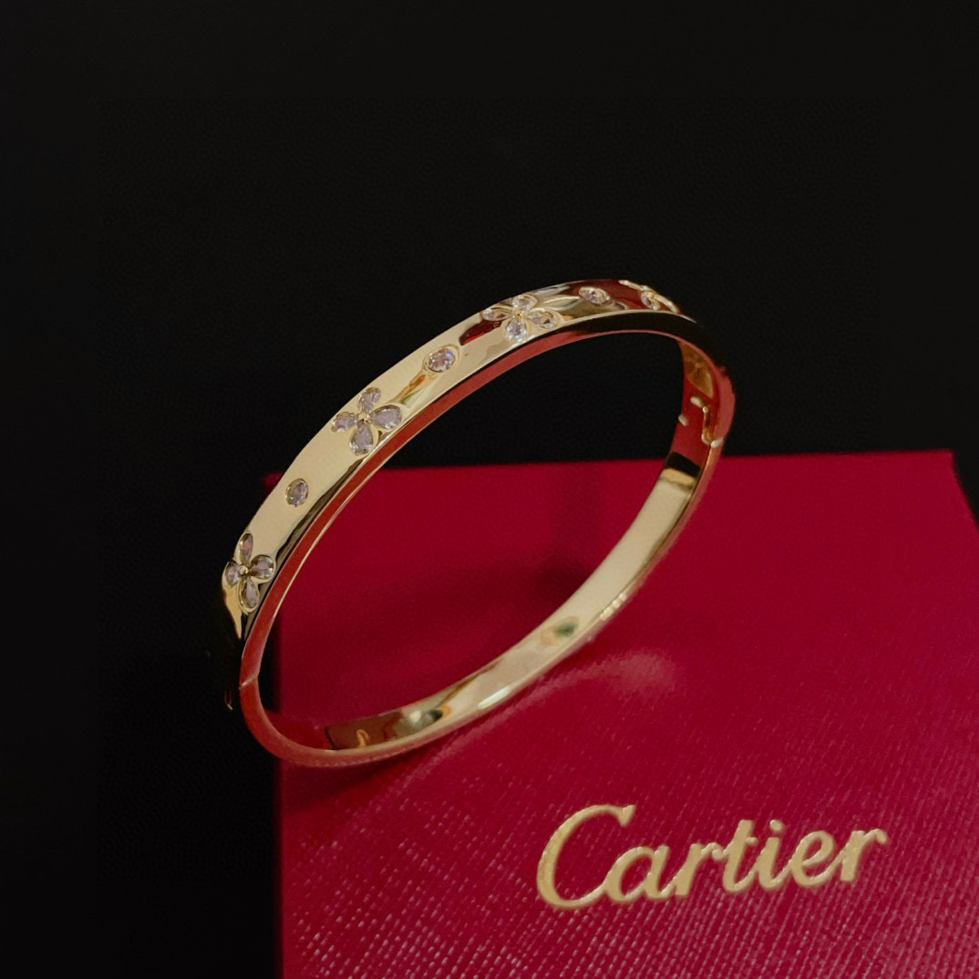 NO:385621,Cartier diamond bracelet, high-end customized version, diamond inlay craft, V-gold material, classic and fashionable style, reconstructing love aesthetics with sharp lines!  Breaking the convention, diamond-inlaid design creates a high-end ceiling - no need to build glitz, love should be pure as before. Cartier is loved by many celebrities and internet celebrities. The Leopard series bracelet is definitely an eternal classic, and there is no limit on men and women, and no limit on age!  Wear it you are the focus!  , jewelry boutique, cartier, bracelet, bracelet19860909卡地亚镶钻手链 高端定制版本 镶嵌钻工艺 V金材质 经典而时尚风格 用凌厉线条重构爱情美学！打破常规,镶嵌钻设计反而成就高级感天花板——无需浮华堆砌,爱本应纯粹如初 卡地亚受众多明星网红的爱戴 豹子系列手镯 绝对是永恒经典 而且男女不限 年龄不限 ！戴上它你就是焦点！,饰品精品,cartier,bracelet,bracelet,Jewelry