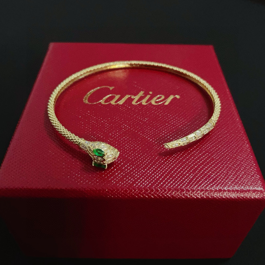 NO:385627,Cartier leopard head diamond-set bracelet high-end customized version diamond-set craftsmanship V-gold material classic and fashionable style reconstructs love aesthetics with sharp lines!  Breaking the convention, diamond-inlaid design creates a high-end ceiling - no need to build glitz, love should be pure as before. Cartier is loved by many celebrities and internet celebrities. The Leopard series bracelet is definitely an eternal classic, and there is no limit on men and women, and no limit on age!  Wear it you are the focus!  , jewelry boutique, cartier, bracelet19860909卡地亚豹头镶钻手镯 高端定制版本 镶嵌钻工艺 V金材质 经典而时尚风格 用凌厉线条重构爱情美学！打破常规,镶嵌钻设计反而成就高级感天花板——无需浮华堆砌,爱本应纯粹如初 卡地亚受众多明星网红的爱戴 豹子系列手镯 绝对是永恒经典 而且男女不限 年龄不限 ！戴上它你就是焦点！,饰品精品,cartier,bracelet,Jewelry
