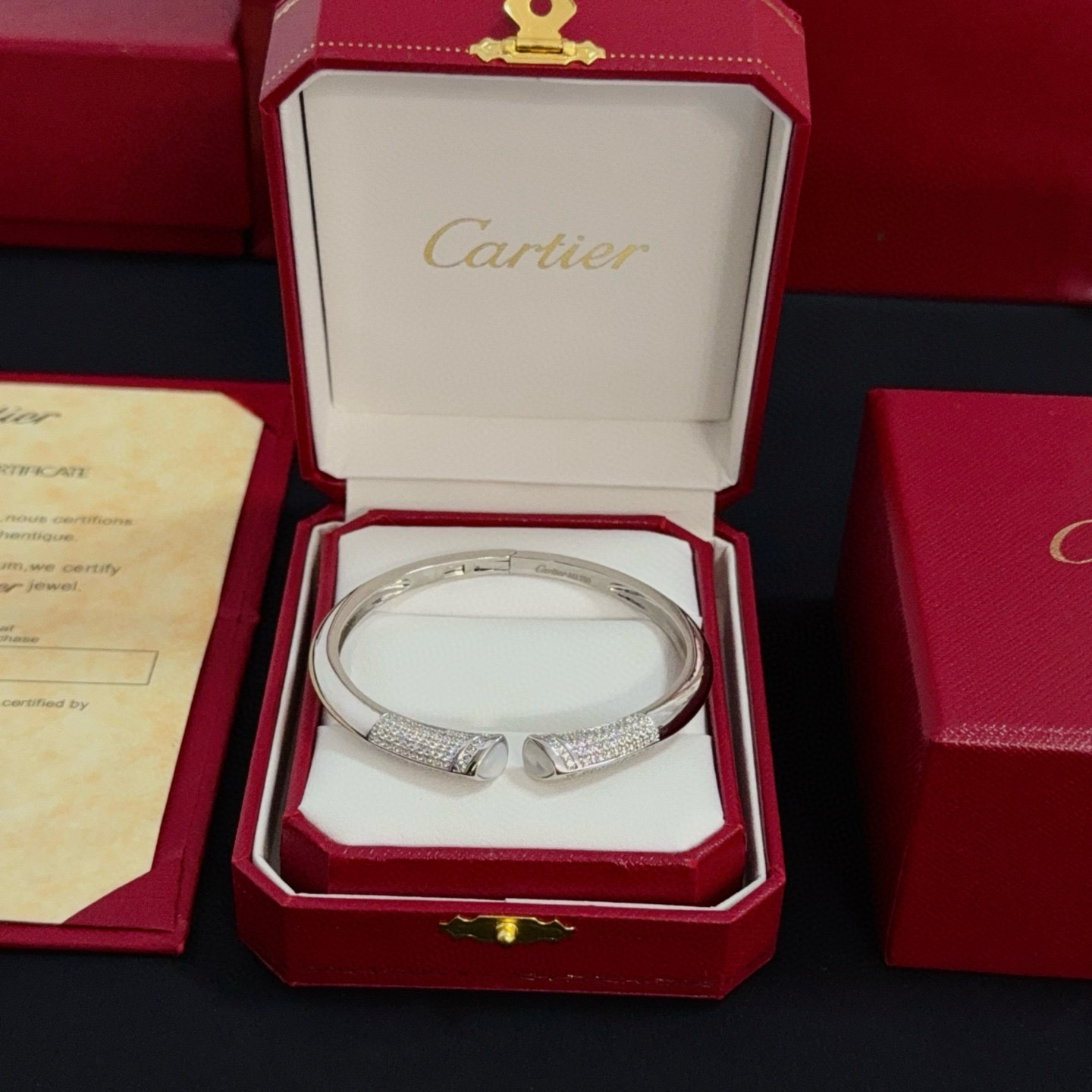 NO:385636,Cartier diamond-set bracelet, high-end customized version, diamond-set craftsmanship, V-gold material, classic and fashionable style, reconstructing love aesthetics with sharp lines!  Breaking the convention, diamond-inlaid design creates a high-end ceiling - no need to build glitz, love should be pure as before. Cartier is loved by many celebrities and internet celebrities. The Leopard series bracelet is definitely an eternal classic, and there is no limit on men and women, and no limit on age!  Wear it you are the focus!  , jewelry boutique, cartier, bracelet19860909卡地亚镶钻手镯 高端定制版本 镶嵌钻工艺 V金材质 经典而时尚风格 用凌厉线条重构爱情美学！打破常规,镶嵌钻设计反而成就高级感天花板——无需浮华堆砌,爱本应纯粹如初 卡地亚受众多明星网红的爱戴 豹子系列手镯 绝对是永恒经典 而且男女不限 年龄不限 ！戴上它你就是焦点！,饰品精品,cartier,bracelet,Jewelry