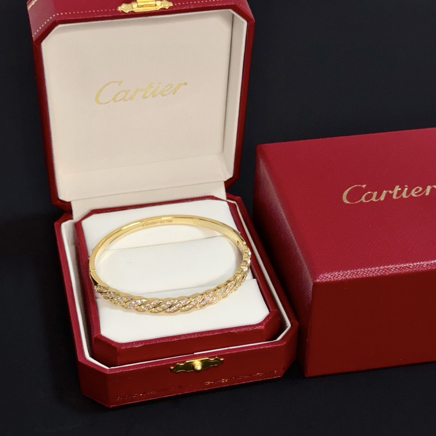 NO:385568,Cartier diamond-set bracelet, high-end customized version, diamond-set craftsmanship, V-gold material, classic and fashionable style, reconstructing love aesthetics with sharp lines!  Breaking the convention, diamond-inlaid design creates a high-end ceiling - no need to build glitz, love should be pure as before. Cartier is loved by many celebrities and internet celebrities. The Leopard series bracelet is definitely an eternal classic, and there is no limit on men and women, and no limit on age!  Wear it you are the focus!  , jewelry boutique, cartier, bracelet19860909卡地亚镶钻手镯 高端定制版本 镶嵌钻工艺 V金材质 经典而时尚风格 用凌厉线条重构爱情美学！打破常规,镶嵌钻设计反而成就高级感天花板——无需浮华堆砌,爱本应纯粹如初 卡地亚受众多明星网红的爱戴 豹子系列手镯 绝对是永恒经典 而且男女不限 年龄不限 ！戴上它你就是焦点！,饰品精品,cartier,bracelet,Jewelry