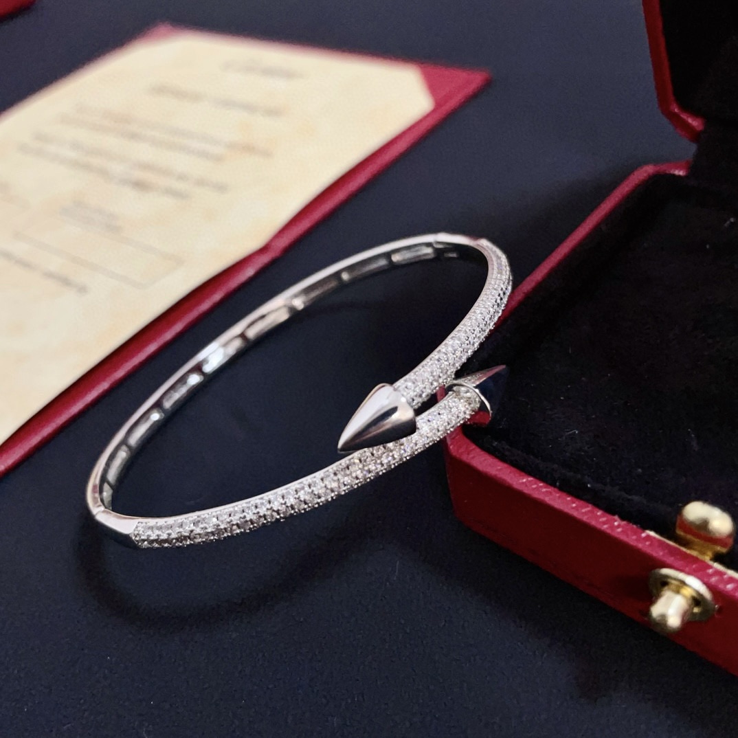 NO:385575,Cartier diamond-set bracelet, high-end customized version, diamond-set craftsmanship, V-gold material, classic and fashionable style, reconstructing love aesthetics with sharp lines!  Breaking the convention, diamond-inlaid design creates a high-end ceiling - no need to build glitz, love should be pure as before. Cartier is loved by many celebrities and internet celebrities. The Leopard series bracelet is definitely an eternal classic, and there is no limit on men and women, and no limit on age!  Wear it you are the focus!  , jewelry boutique, cartier, bracelet19860909卡地亚镶钻手镯 高端定制版本 镶嵌钻工艺 V金材质 经典而时尚风格 用凌厉线条重构爱情美学！打破常规,镶嵌钻设计反而成就高级感天花板——无需浮华堆砌,爱本应纯粹如初 卡地亚受众多明星网红的爱戴 豹子系列手镯 绝对是永恒经典 而且男女不限 年龄不限 ！戴上它你就是焦点！,饰品精品,cartier,bracelet,Jewelry