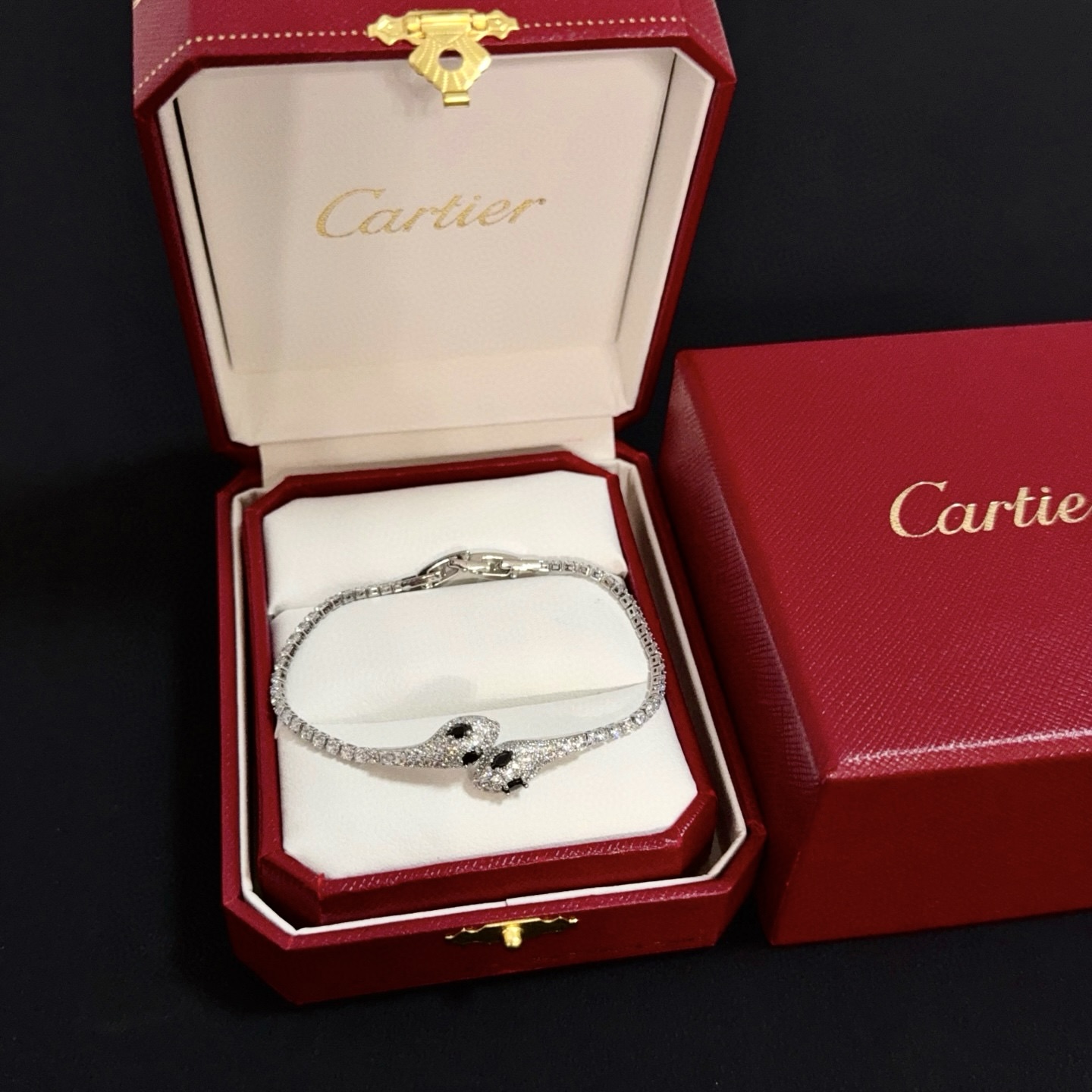 NO:385584,Cartier diamond bracelet, high-end customized version, diamond inlay craft, V-gold material, classic and fashionable style, reconstructing love aesthetics with sharp lines!  Breaking the convention, diamond-inlaid design creates a high-end ceiling - no need to build glitz, love should be pure as before. Cartier is loved by many celebrities and internet celebrities. The Leopard series bracelet is definitely an eternal classic, and there is no limit on men and women, and no limit on age!  Wear it you are the focus!  , jewelry boutique, cartier, bracelet, bracelet19860909卡地亚镶钻手链 高端定制版本 镶嵌钻工艺 V金材质 经典而时尚风格 用凌厉线条重构爱情美学！打破常规,镶嵌钻设计反而成就高级感天花板——无需浮华堆砌,爱本应纯粹如初 卡地亚受众多明星网红的爱戴 豹子系列手镯 绝对是永恒经典 而且男女不限 年龄不限 ！戴上它你就是焦点！,饰品精品,cartier,bracelet,bracelet,Jewelry