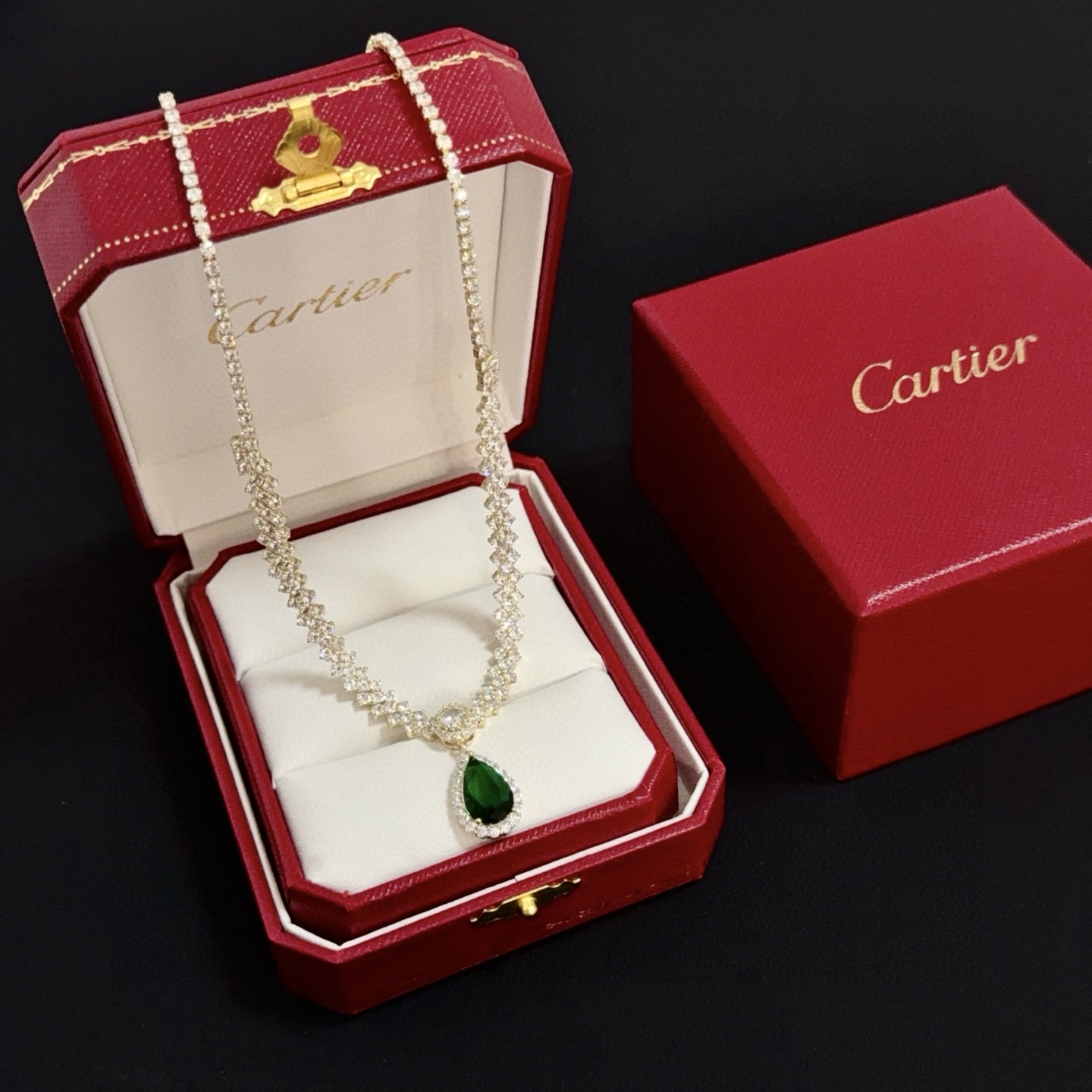 NO:385592,Cartier diamond-set necklace, high-end customized version, diamond-set craftsmanship, V-gold material, classic and fashionable style, reconstructing love aesthetics with sharp lines!  Breaking the convention, diamond-inlaid design creates a high-end ceiling - no need to build glitz, love should be pure as before. Cartier is loved by many celebrities and internet celebrities. The Leopard series bracelet is definitely an eternal classic, and there is no limit on men and women, and no limit on age!  Wear it you are the focus!  , jewelry boutique, cartier, necklace, bracelet19860909卡地亚镶钻项链 高端定制版本 镶嵌钻工艺 V金材质 经典而时尚风格 用凌厉线条重构爱情美学！打破常规,镶嵌钻设计反而成就高级感天花板——无需浮华堆砌,爱本应纯粹如初 卡地亚受众多明星网红的爱戴 豹子系列手镯 绝对是永恒经典 而且男女不限 年龄不限 ！戴上它你就是焦点！,饰品精品,cartier,necklace,bracelet,Jewelry