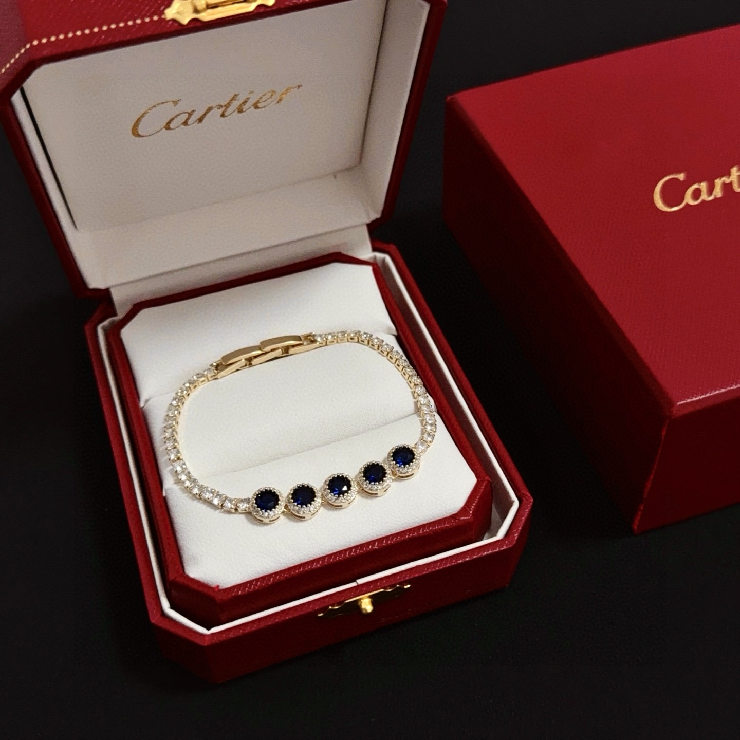 NO:385599,Cartier diamond bracelet, high-end customized version, diamond inlay craft, V-gold material, classic and fashionable style, reconstructing love aesthetics with sharp lines!  Breaking the convention, diamond-inlaid design creates a high-end ceiling - no need to build glitz, love should be pure as before. Cartier is loved by many celebrities and internet celebrities. The Leopard series bracelet is definitely an eternal classic, and there is no limit on men and women, and no limit on age!  Wear it you are the focus!  , jewelry boutique, cartier, bracelet, bracelet19860909卡地亚镶钻手链 高端定制版本 镶嵌钻工艺 V金材质 经典而时尚风格 用凌厉线条重构爱情美学！打破常规,镶嵌钻设计反而成就高级感天花板——无需浮华堆砌,爱本应纯粹如初 卡地亚受众多明星网红的爱戴 豹子系列手镯 绝对是永恒经典 而且男女不限 年龄不限 ！戴上它你就是焦点！,饰品精品,cartier,bracelet,bracelet,Jewelry