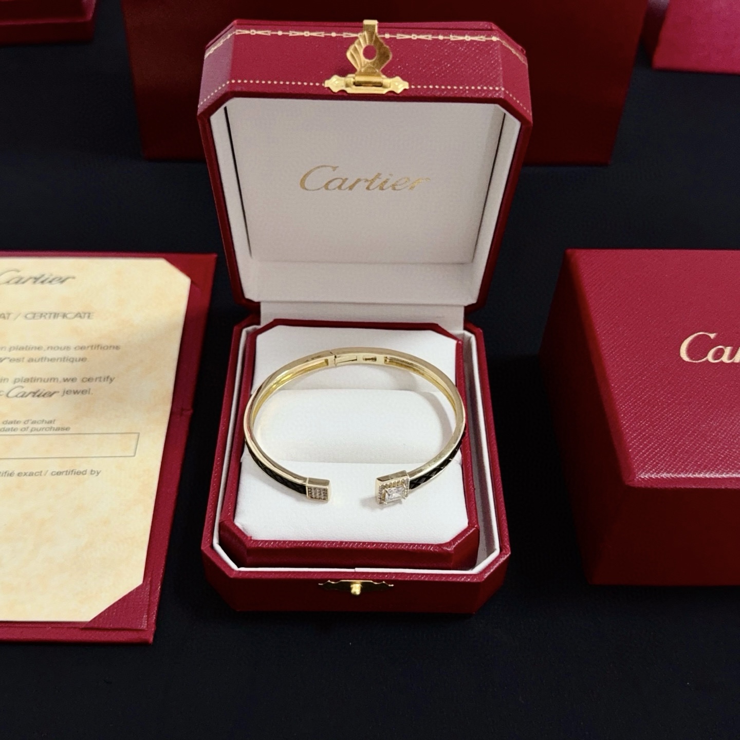 NO:385623,Cartier diamond-set bracelet, high-end customized version, diamond-set craftsmanship, V-gold material, classic and fashionable style, reconstructing love aesthetics with sharp lines!  Breaking the convention, diamond-inlaid design creates a high-end ceiling - no need to build glitz, love should be pure as before. Cartier is loved by many celebrities and internet celebrities. The Leopard series bracelet is definitely an eternal classic, and there is no limit on men and women, and no limit on age!  Wear it you are the focus!  , jewelry boutique, cartier, bracelet19860909卡地亚镶钻手镯 高端定制版本 镶嵌钻工艺 V金材质 经典而时尚风格 用凌厉线条重构爱情美学！打破常规,镶嵌钻设计反而成就高级感天花板——无需浮华堆砌,爱本应纯粹如初 卡地亚受众多明星网红的爱戴 豹子系列手镯 绝对是永恒经典 而且男女不限 年龄不限 ！戴上它你就是焦点！,饰品精品,cartier,bracelet,Jewelry