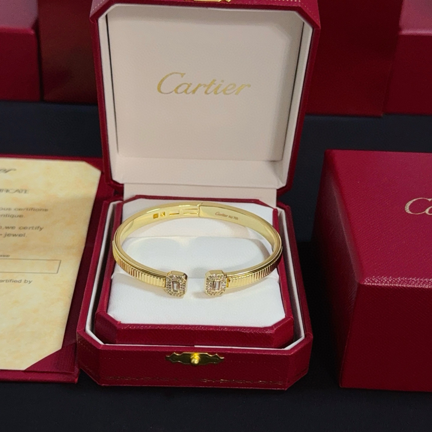 NO:385641,Cartier diamond-set bracelet, high-end customized version, diamond-set craftsmanship, V-gold material, classic and fashionable style, reconstructing love aesthetics with sharp lines!  Breaking the convention, diamond-inlaid design creates a high-end ceiling - no need to build glitz, love should be pure as before. Cartier is loved by many celebrities and internet celebrities. The Leopard series bracelet is definitely an eternal classic, and there is no limit on men and women, and no limit on age!  Wear it you are the focus!  , jewelry boutique, cartier, bracelet19860909卡地亚镶钻手镯 高端定制版本 镶嵌钻工艺 V金材质 经典而时尚风格 用凌厉线条重构爱情美学！打破常规,镶嵌钻设计反而成就高级感天花板——无需浮华堆砌,爱本应纯粹如初 卡地亚受众多明星网红的爱戴 豹子系列手镯 绝对是永恒经典 而且男女不限 年龄不限 ！戴上它你就是焦点！,饰品精品,cartier,bracelet,Jewelry