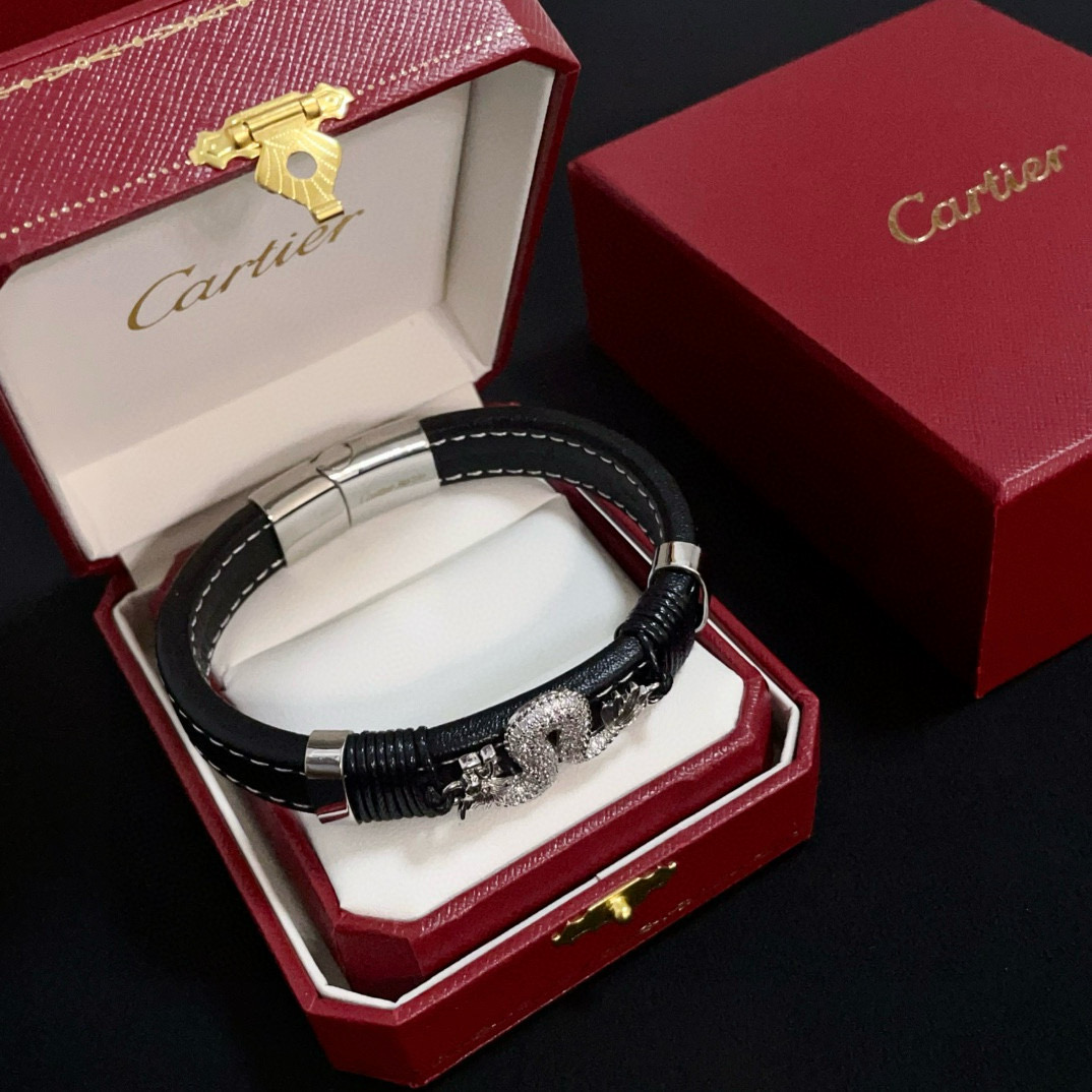 NO:385661,Cartier Leopard Head Diamond-Inlaid Leather Rope Bracelet High-end Customized Version Diamond Inlaid craft V-gold Material Classic and Fashion Style Reconstructing Love Aesthetics with sharp lines!  Breaking the convention, diamond-inlaid design creates a high-end ceiling - no need to build glitz, love should be pure as before. Cartier is loved by many celebrities and internet celebrities. The Leopard series bracelet is definitely an eternal classic, and there is no limit on men and women, and no limit on age!  Wear it you are the focus!  , jewelry boutique, cartier, bracelet19860909卡地亚豹头镶钻皮绳手镯 高端定制版本 镶嵌钻工艺 V金材质 经典而时尚风格 用凌厉线条重构爱情美学！打破常规,镶嵌钻设计反而成就高级感天花板——无需浮华堆砌,爱本应纯粹如初 卡地亚受众多明星网红的爱戴 豹子系列手镯 绝对是永恒经典 而且男女不限 年龄不限 ！戴上它你就是焦点！,饰品精品,cartier,bracelet,Jewelry
