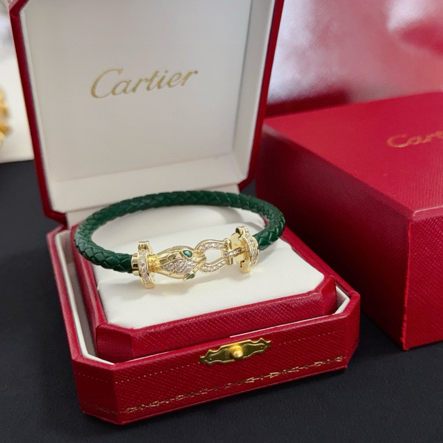 NO:385683,Cartier Leopard Head Diamond-Inlaid Leather Rope Bracelet High-end Customized Version Diamond Inlaid craft V-gold Material Classic and Fashion Style Reconstructing Love Aesthetics with sharp lines!  Breaking the convention, diamond-inlaid design creates a high-end ceiling - no need to build glitz, love should be pure as before. Cartier is loved by many celebrities and internet celebrities. The Leopard series bracelet is definitely an eternal classic, and there is no limit on men and women, and no limit on age!  Wear it you are the focus!  , jewelry boutique, cartier, bracelet19860909卡地亚豹头镶钻皮绳手镯 高端定制版本 镶嵌钻工艺 V金材质 经典而时尚风格 用凌厉线条重构爱情美学！打破常规,镶嵌钻设计反而成就高级感天花板——无需浮华堆砌,爱本应纯粹如初 卡地亚受众多明星网红的爱戴 豹子系列手镯 绝对是永恒经典 而且男女不限 年龄不限 ！戴上它你就是焦点！,饰品精品,cartier,bracelet,Jewelry