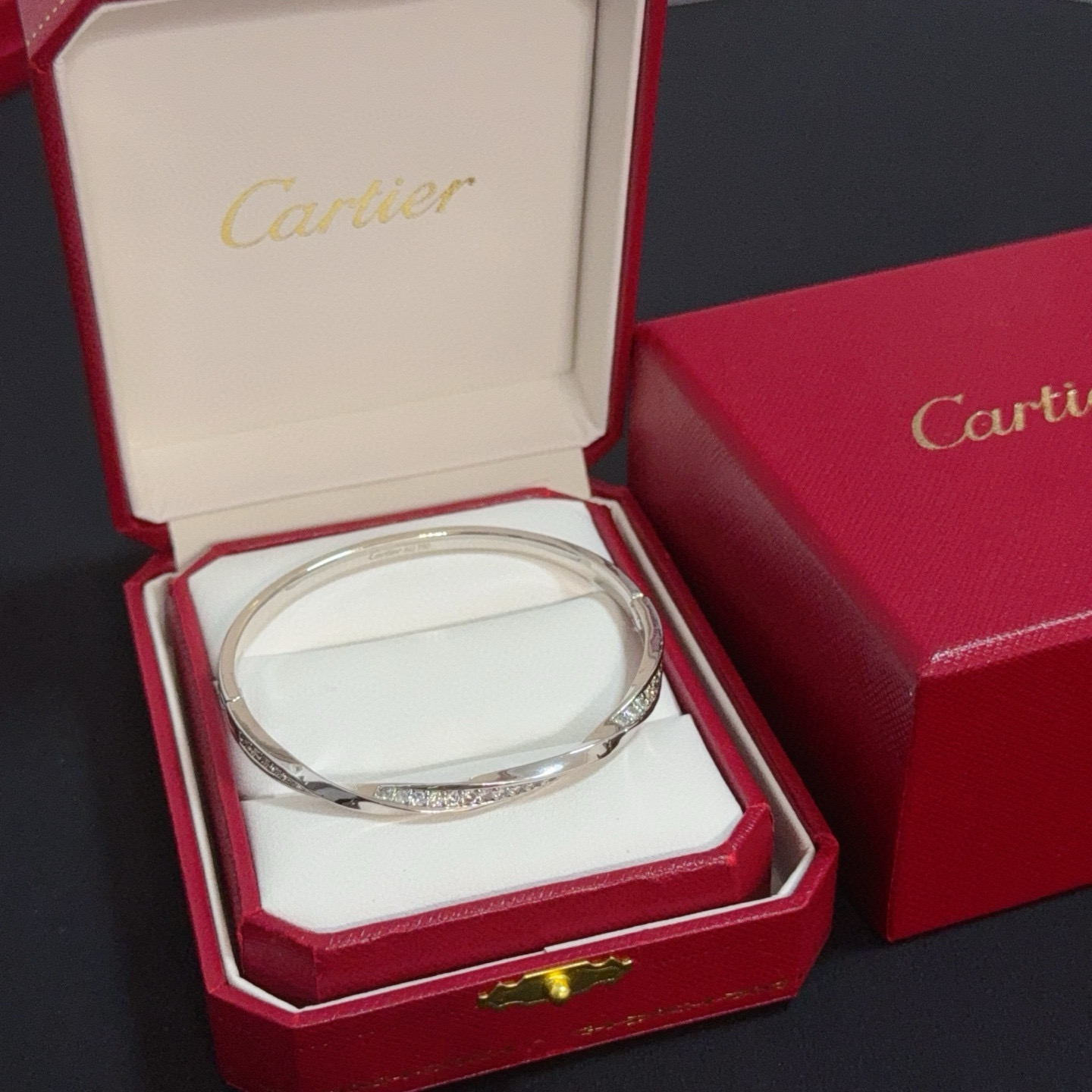 NO:385722,Cartier diamond-set bracelet, high-end customized version, diamond-set craftsmanship, V-gold material, classic and fashionable style, reconstructing love aesthetics with sharp lines!  Breaking the convention, diamond-inlaid design creates a high-end ceiling - no need to build glitz, love should be pure as before. Cartier is loved by many celebrities and internet celebrities. The Leopard series bracelet is definitely an eternal classic, and there is no limit on men and women, and no limit on age!  Wear it you are the focus!  , jewelry boutique, cartier, bracelet19860909卡地亚镶钻手镯 高端定制版本 镶嵌钻工艺 V金材质 经典而时尚风格 用凌厉线条重构爱情美学！打破常规,镶嵌钻设计反而成就高级感天花板——无需浮华堆砌,爱本应纯粹如初 卡地亚受众多明星网红的爱戴 豹子系列手镯 绝对是永恒经典 而且男女不限 年龄不限 ！戴上它你就是焦点！,饰品精品,cartier,bracelet,Jewelry