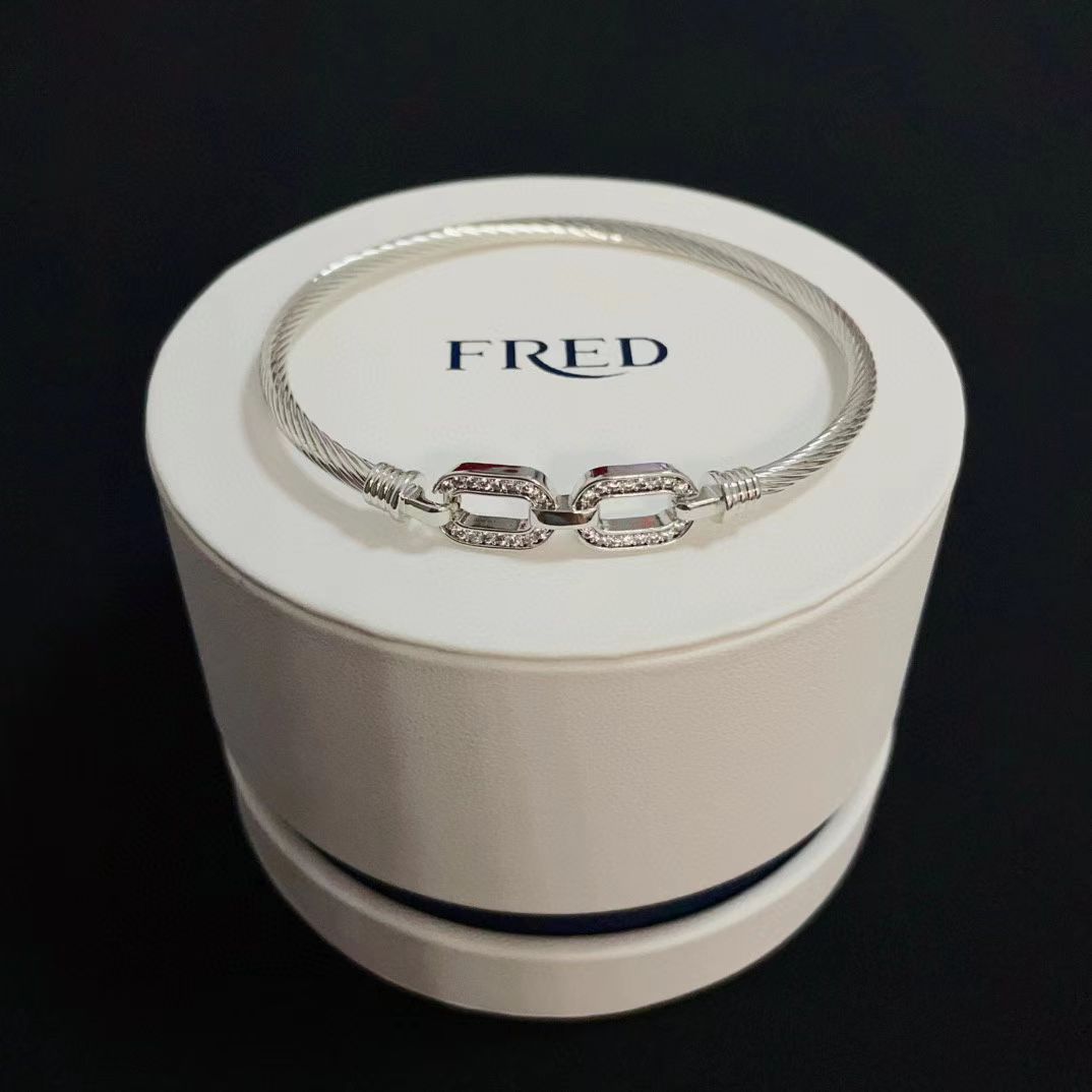 NO:385674,Popular Feredman Diamond Horseshoe Buckle Bracelet Classic and versatile, Internet celebrity expert A must-have item for fashion, fashionable and exquisite, 11 pairs of customized versions, thickened electroplating 18k process, very versatile!  !  , jewelry quality, bracelet19860909火爆 费雷德满钻马蹄扣手镯 经典百搭,网红达人 时尚一族备必单品,时尚精致,11对版定制,加厚电镀18k工艺,上手效果非常百搭！！,饰品精品,bracelet,Jewelry